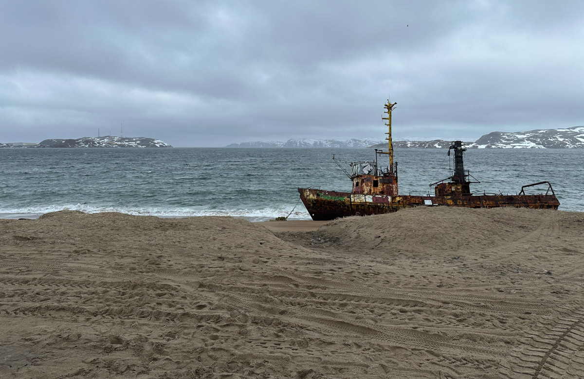 Териберка — это особое место. Край земли, символ красоты северной природы. Мария Гусева всегда хотела там оказаться. И вот подвернулась возможность. Супруг, воодушевившись рабочей поездкой на Кольский полуостров, организовал автопутешествие в Арктику для всей семьи. Забегая вперед, скажем: тур получился очень насыщенным!