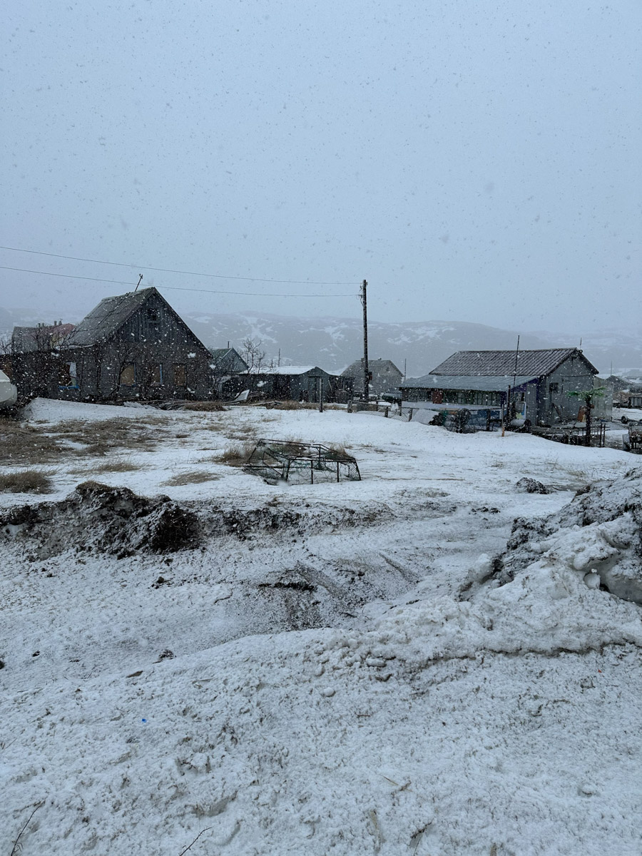 Териберка — это особое место. Край земли, символ красоты северной природы. Мария Гусева всегда хотела там оказаться. И вот подвернулась возможность. Супруг, воодушевившись рабочей поездкой на Кольский полуостров, организовал автопутешествие в Арктику для всей семьи. Забегая вперед, скажем: тур получился очень насыщенным!