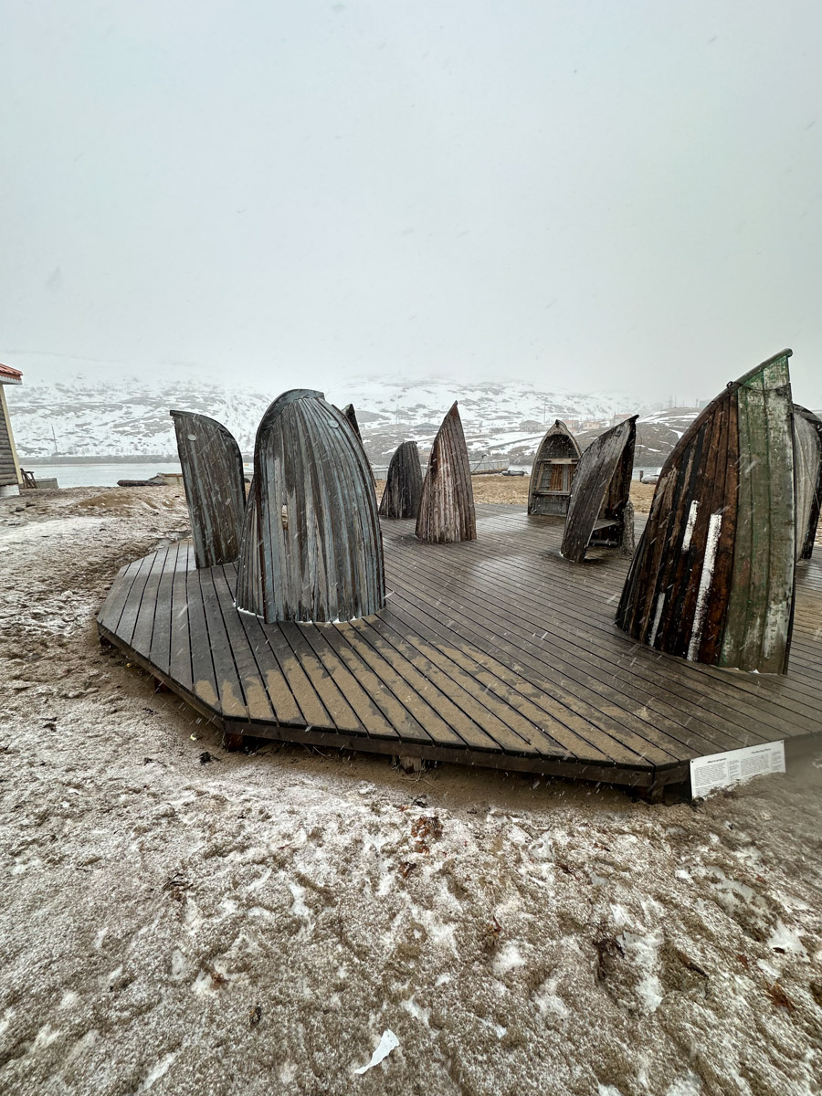 Териберка — это особое место. Край земли, символ красоты северной природы. Мария Гусева всегда хотела там оказаться. И вот подвернулась возможность. Супруг, воодушевившись рабочей поездкой на Кольский полуостров, организовал автопутешествие в Арктику для всей семьи. Забегая вперед, скажем: тур получился очень насыщенным!