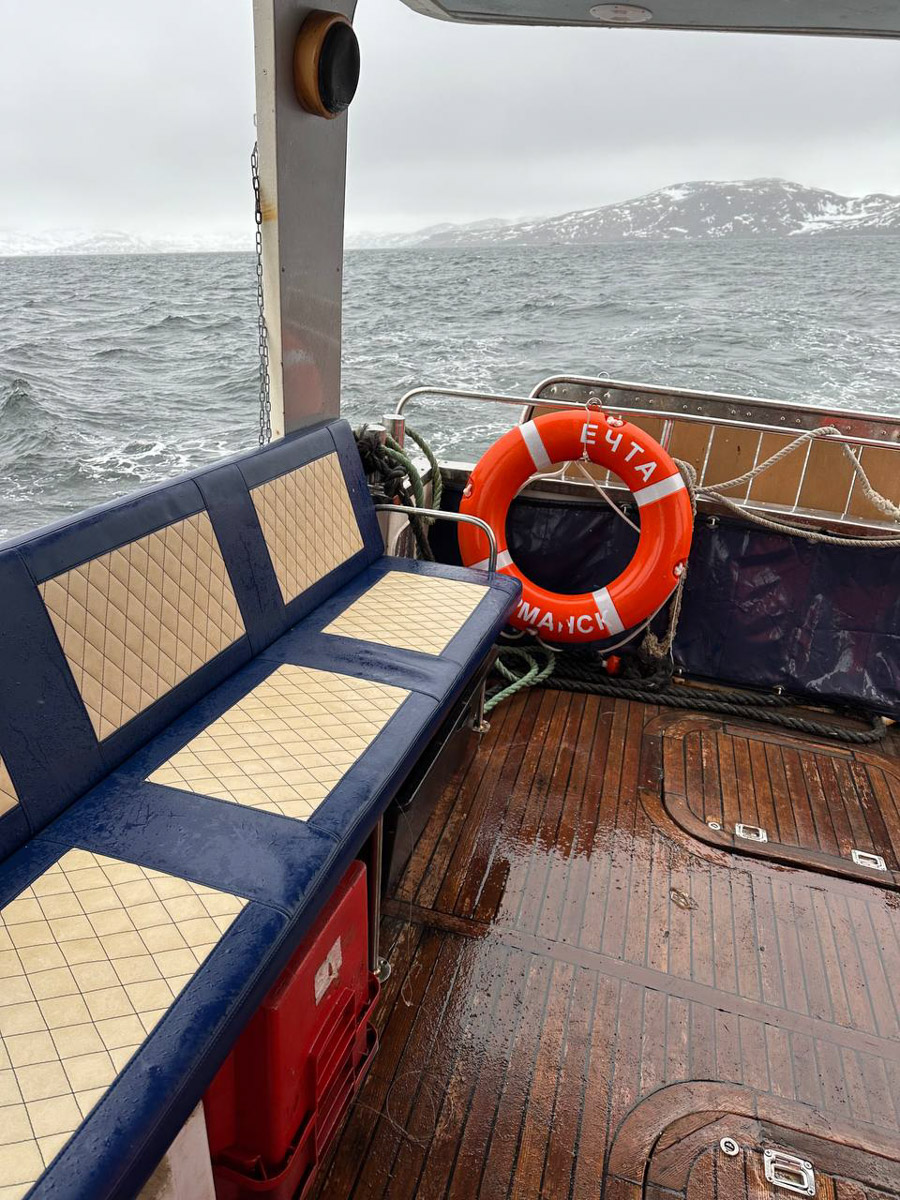 Териберка — это особое место. Край земли, символ красоты северной природы. Мария Гусева всегда хотела там оказаться. И вот подвернулась возможность. Супруг, воодушевившись рабочей поездкой на Кольский полуостров, организовал автопутешествие в Арктику для всей семьи. Забегая вперед, скажем: тур получился очень насыщенным!