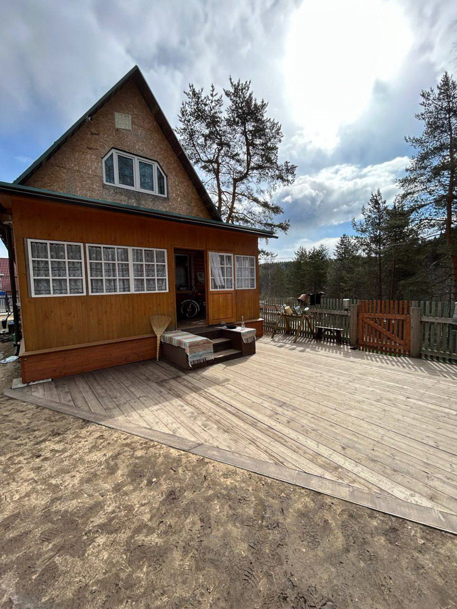 Териберка — это особое место. Край земли, символ красоты северной природы. Мария Гусева всегда хотела там оказаться. И вот подвернулась возможность. Супруг, воодушевившись рабочей поездкой на Кольский полуостров, организовал автопутешествие в Арктику для всей семьи. Забегая вперед, скажем: тур получился очень насыщенным!