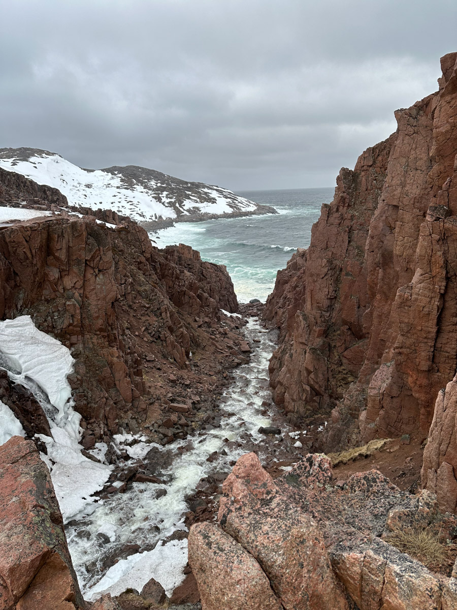 Териберка — это особое место. Край земли, символ красоты северной природы. Мария Гусева всегда хотела там оказаться. И вот подвернулась возможность. Супруг, воодушевившись рабочей поездкой на Кольский полуостров, организовал автопутешествие в Арктику для всей семьи. Забегая вперед, скажем: тур получился очень насыщенным!