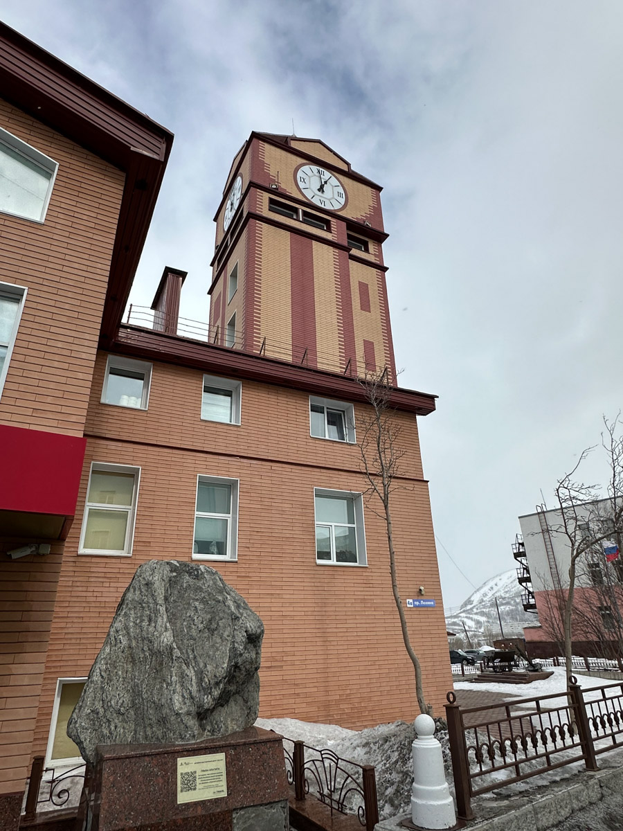 Териберка — это особое место. Край земли, символ красоты северной природы. Мария Гусева всегда хотела там оказаться. И вот подвернулась возможность. Супруг, воодушевившись рабочей поездкой на Кольский полуостров, организовал автопутешествие в Арктику для всей семьи. Забегая вперед, скажем: тур получился очень насыщенным!