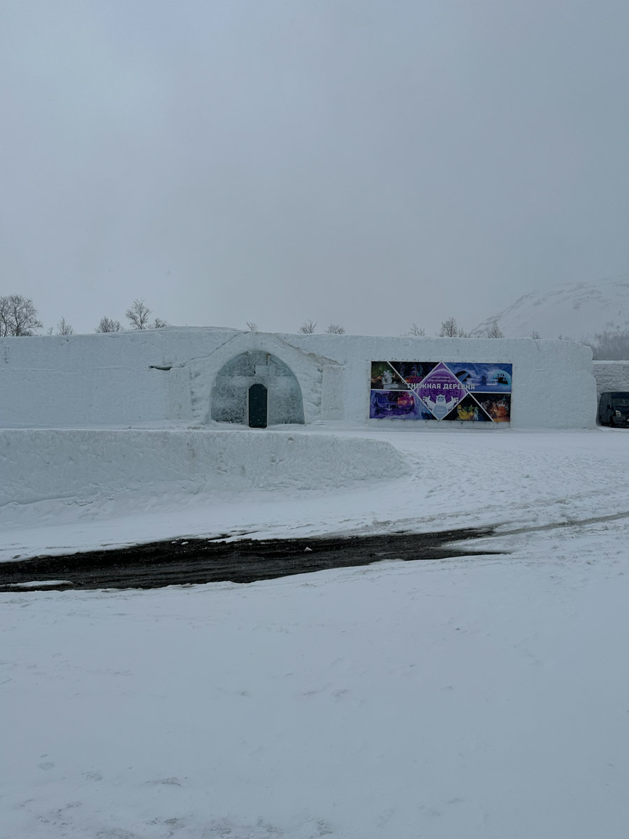 Териберка — это особое место. Край земли, символ красоты северной природы. Мария Гусева всегда хотела там оказаться. И вот подвернулась возможность. Супруг, воодушевившись рабочей поездкой на Кольский полуостров, организовал автопутешествие в Арктику для всей семьи. Забегая вперед, скажем: тур получился очень насыщенным!