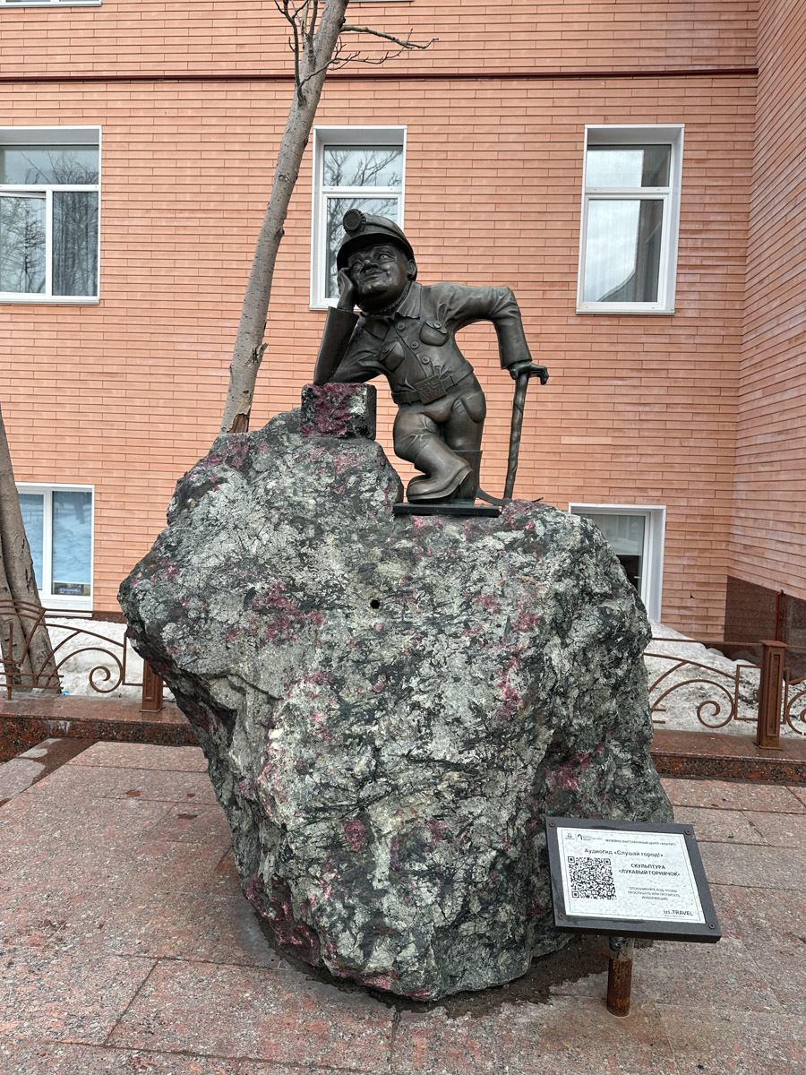 Териберка — это особое место. Край земли, символ красоты северной природы. Мария Гусева всегда хотела там оказаться. И вот подвернулась возможность. Супруг, воодушевившись рабочей поездкой на Кольский полуостров, организовал автопутешествие в Арктику для всей семьи. Забегая вперед, скажем: тур получился очень насыщенным!