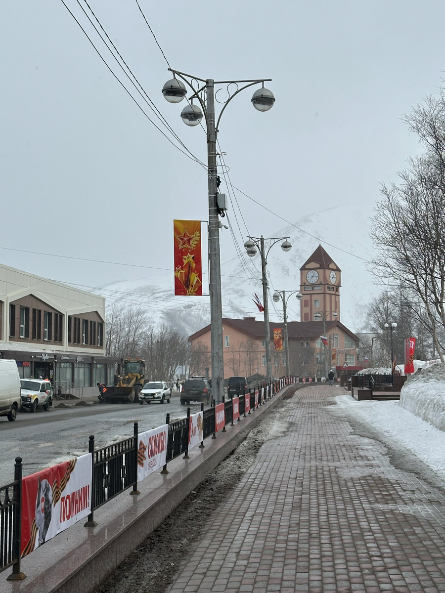 Териберка — это особое место. Край земли, символ красоты северной природы. Мария Гусева всегда хотела там оказаться. И вот подвернулась возможность. Супруг, воодушевившись рабочей поездкой на Кольский полуостров, организовал автопутешествие в Арктику для всей семьи. Забегая вперед, скажем: тур получился очень насыщенным!