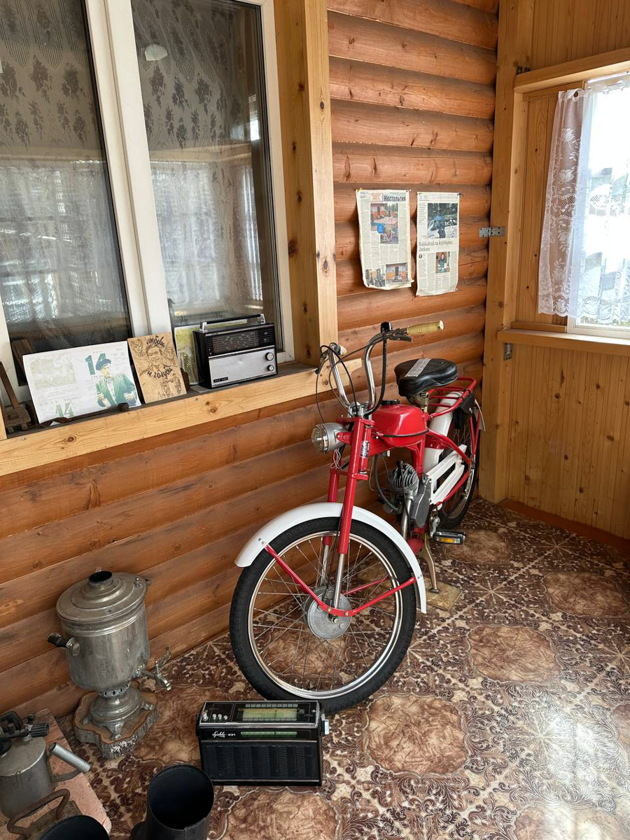 Териберка — это особое место. Край земли, символ красоты северной природы. Мария Гусева всегда хотела там оказаться. И вот подвернулась возможность. Супруг, воодушевившись рабочей поездкой на Кольский полуостров, организовал автопутешествие в Арктику для всей семьи. Забегая вперед, скажем: тур получился очень насыщенным!