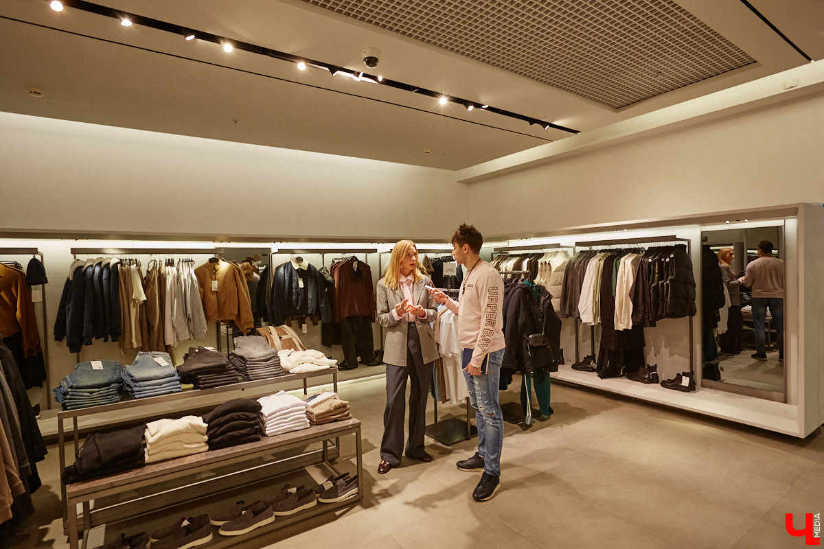 С появлением желтых листьев на деревьях пришла пора задуматься о гардеробе на осень этого года. И не только прекрасному полу! Парням тоже есть что взять на заметку, дабы выглядеть стильно. Составить стильный мужской гардероб на все случаи жизни «Ключ-Медиа» помогла фешен-эксперт Любава Соколова.