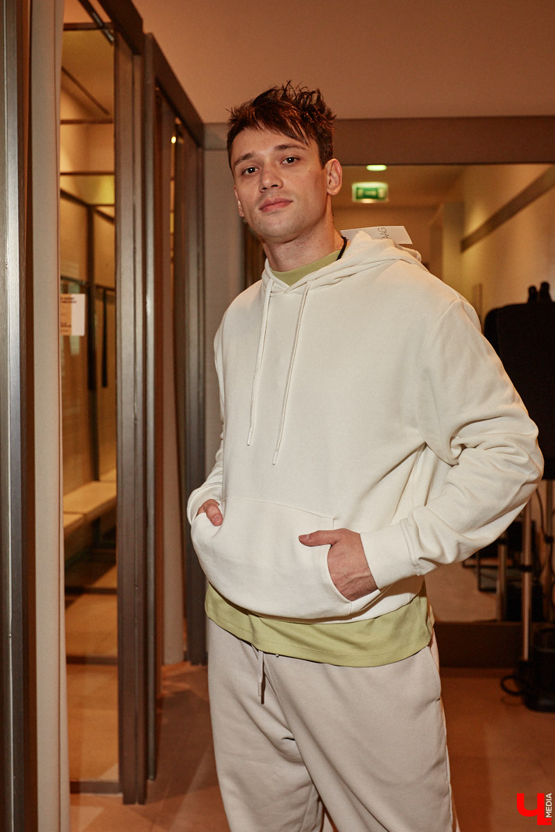 С появлением желтых листьев на деревьях пришла пора задуматься о гардеробе на осень этого года. И не только прекрасному полу! Парням тоже есть что взять на заметку, дабы выглядеть стильно. Составить стильный мужской гардероб на все случаи жизни «Ключ-Медиа» помогла фешен-эксперт Любава Соколова.