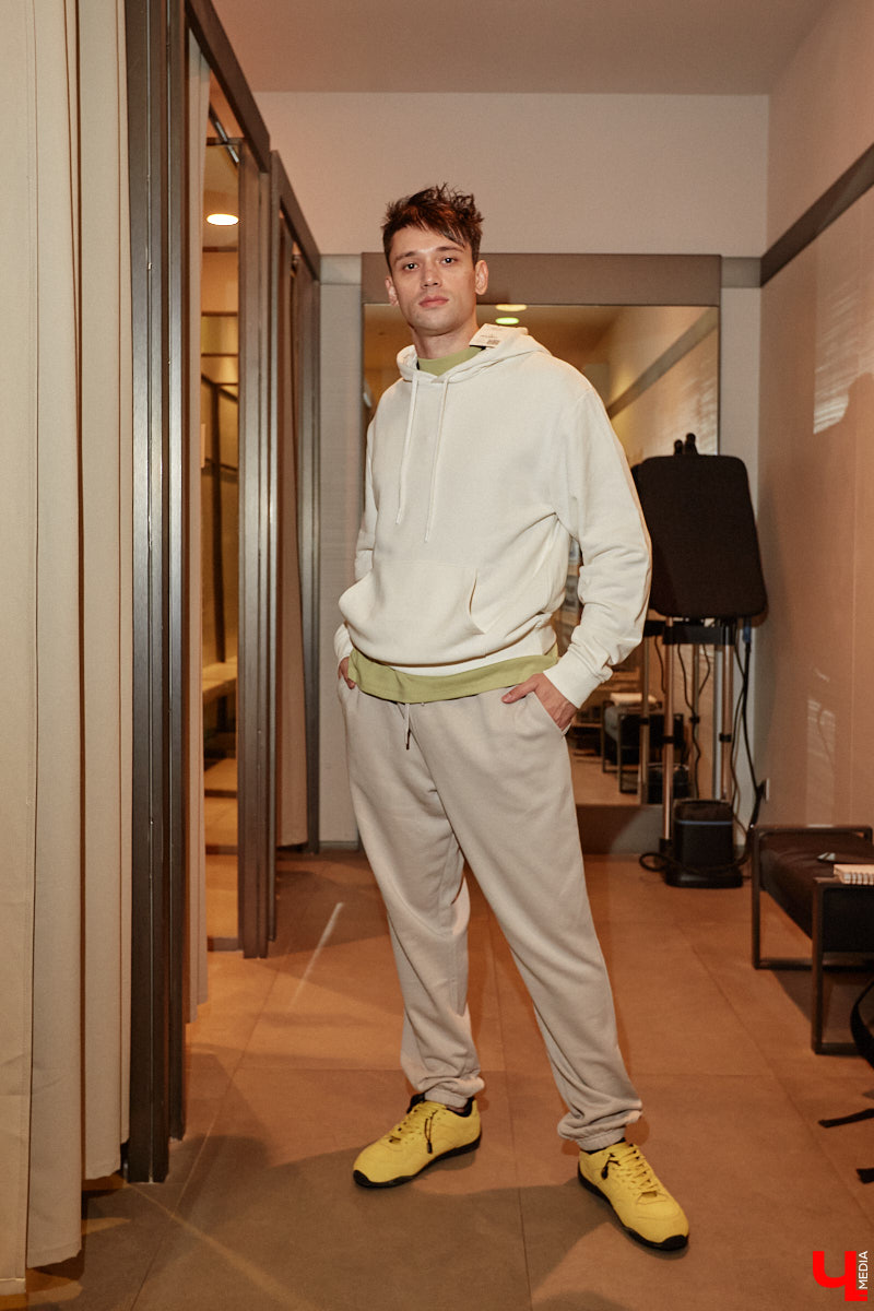 С появлением желтых листьев на деревьях пришла пора задуматься о гардеробе на осень этого года. И не только прекрасному полу! Парням тоже есть что взять на заметку, дабы выглядеть стильно. Составить стильный мужской гардероб на все случаи жизни «Ключ-Медиа» помогла фешен-эксперт Любава Соколова.