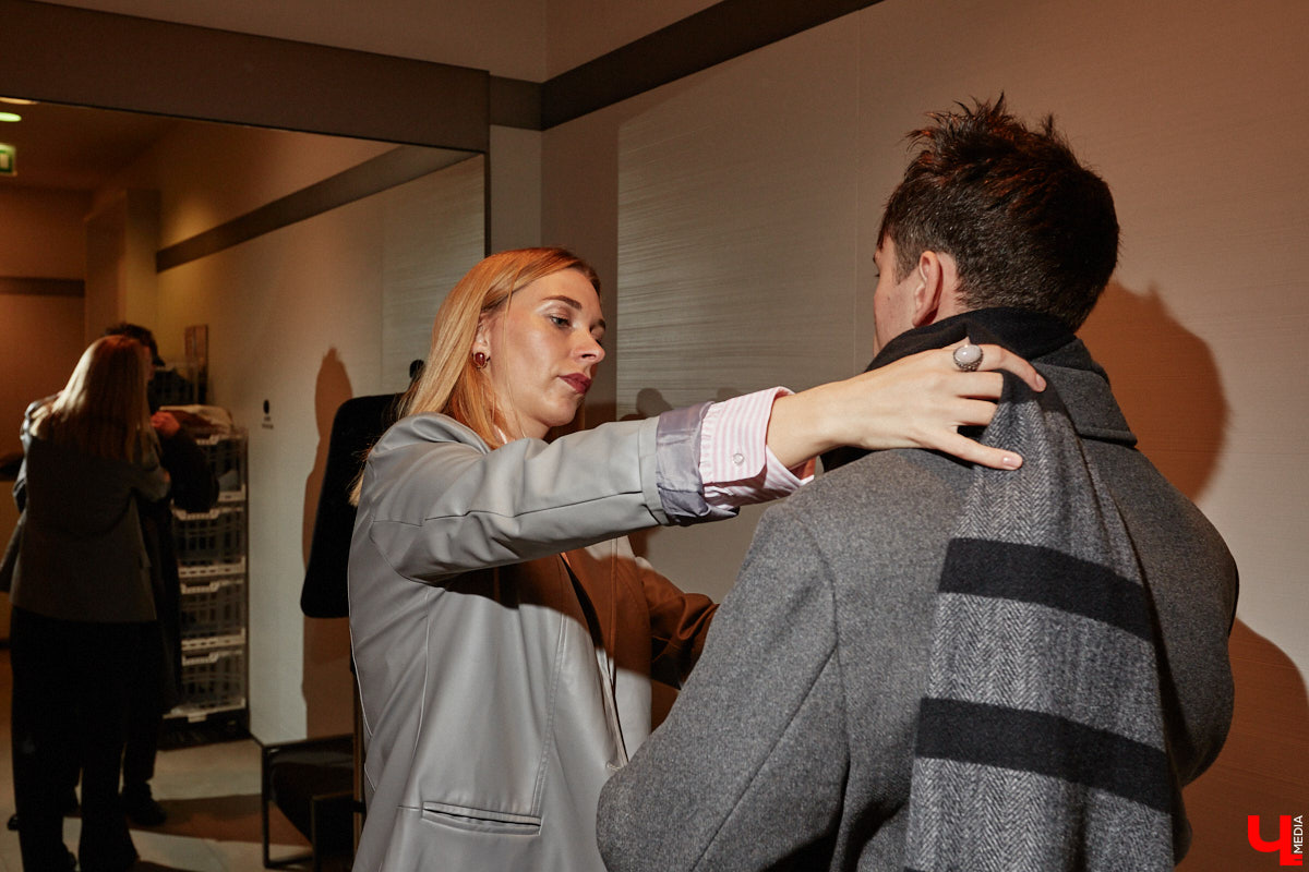 С появлением желтых листьев на деревьях пришла пора задуматься о гардеробе на осень этого года. И не только прекрасному полу! Парням тоже есть что взять на заметку, дабы выглядеть стильно. Составить стильный мужской гардероб на все случаи жизни «Ключ-Медиа» помогла фешен-эксперт Любава Соколова.