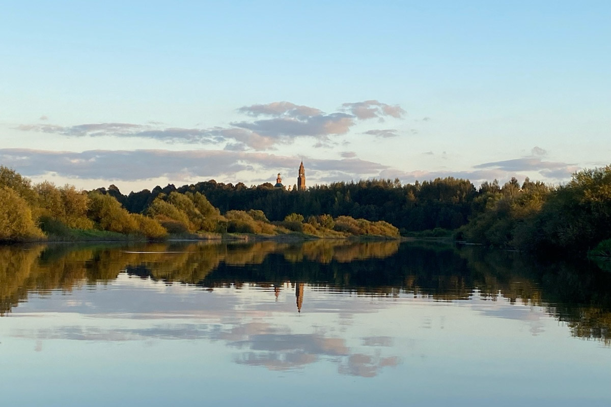 Сентябрь в этом году маскируется под июль, особенно в дневные часы. Идеально для коротких сплавов на сапбордах! Тем более если есть повод попасть по воде туда, куда не добраться по суше! Владимирские путешественники не только вдоволь насладились исконно русскими пейзажами, но и обнаружили на левом берегу Нерли затерянный в Суздальском ополье сельский театр.