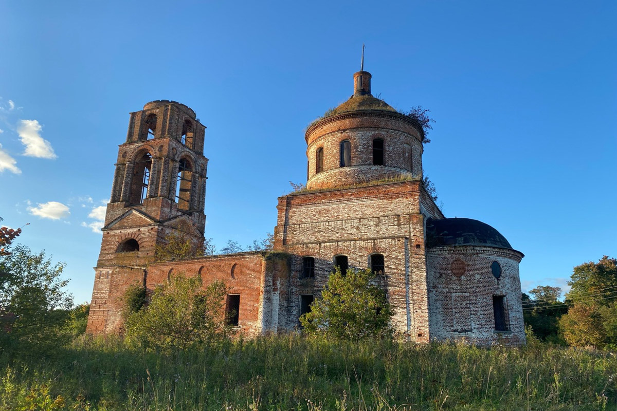 Сентябрь в этом году маскируется под июль, особенно в дневные часы. Идеально для коротких сплавов на сапбордах! Тем более если есть повод попасть по воде туда, куда не добраться по суше! Владимирские путешественники не только вдоволь насладились исконно русскими пейзажами, но и обнаружили на левом берегу Нерли затерянный в Суздальском ополье сельский театр.