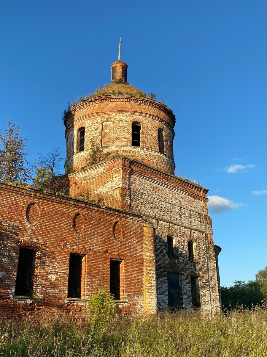 Сентябрь в этом году маскируется под июль, особенно в дневные часы. Идеально для коротких сплавов на сапбордах! Тем более если есть повод попасть по воде туда, куда не добраться по суше! Владимирские путешественники не только вдоволь насладились исконно русскими пейзажами, но и обнаружили на левом берегу Нерли затерянный в Суздальском ополье сельский театр.