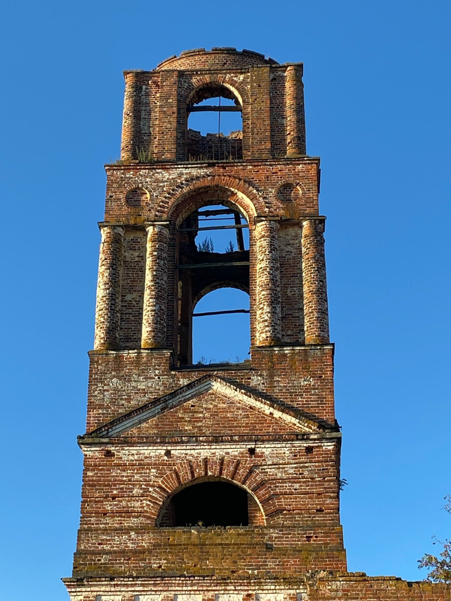 Сентябрь в этом году маскируется под июль, особенно в дневные часы. Идеально для коротких сплавов на сапбордах! Тем более если есть повод попасть по воде туда, куда не добраться по суше! Владимирские путешественники не только вдоволь насладились исконно русскими пейзажами, но и обнаружили на левом берегу Нерли затерянный в Суздальском ополье сельский театр.