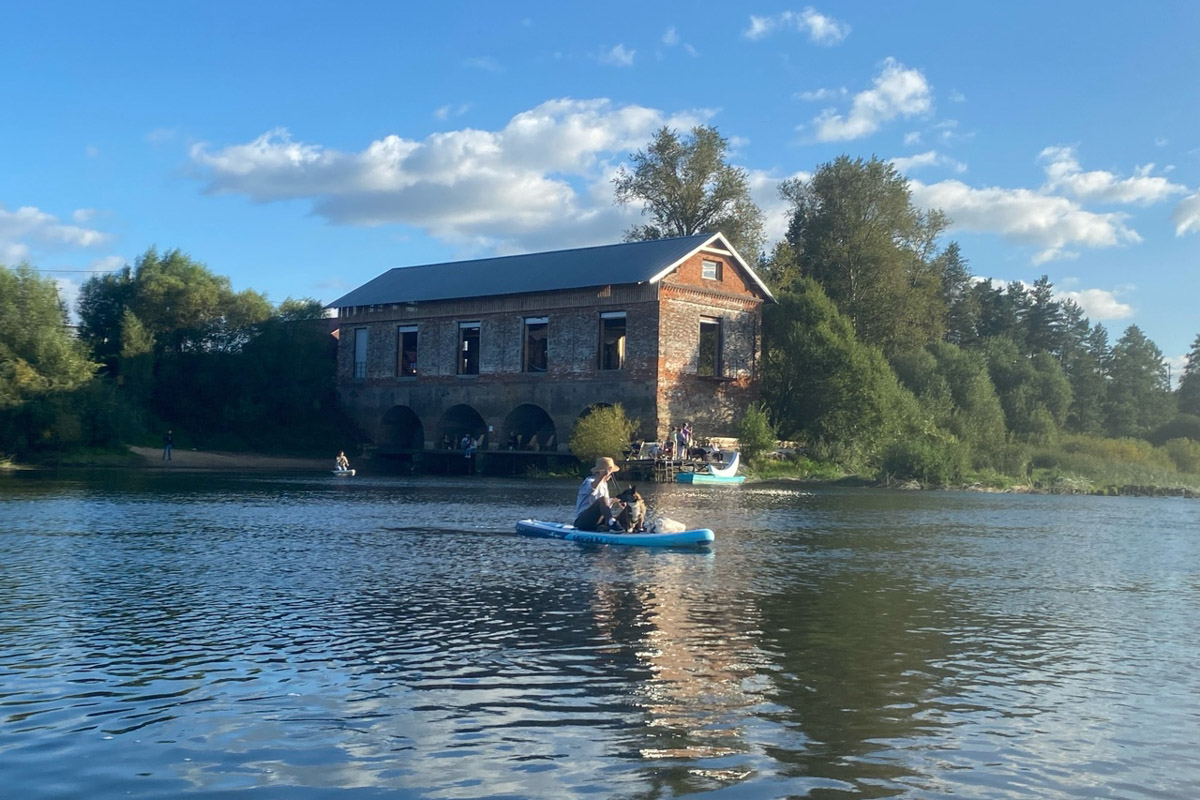 Сентябрь в этом году маскируется под июль, особенно в дневные часы. Идеально для коротких сплавов на сапбордах! Тем более если есть повод попасть по воде туда, куда не добраться по суше! Владимирские путешественники не только вдоволь насладились исконно русскими пейзажами, но и обнаружили на левом берегу Нерли затерянный в Суздальском ополье сельский театр.