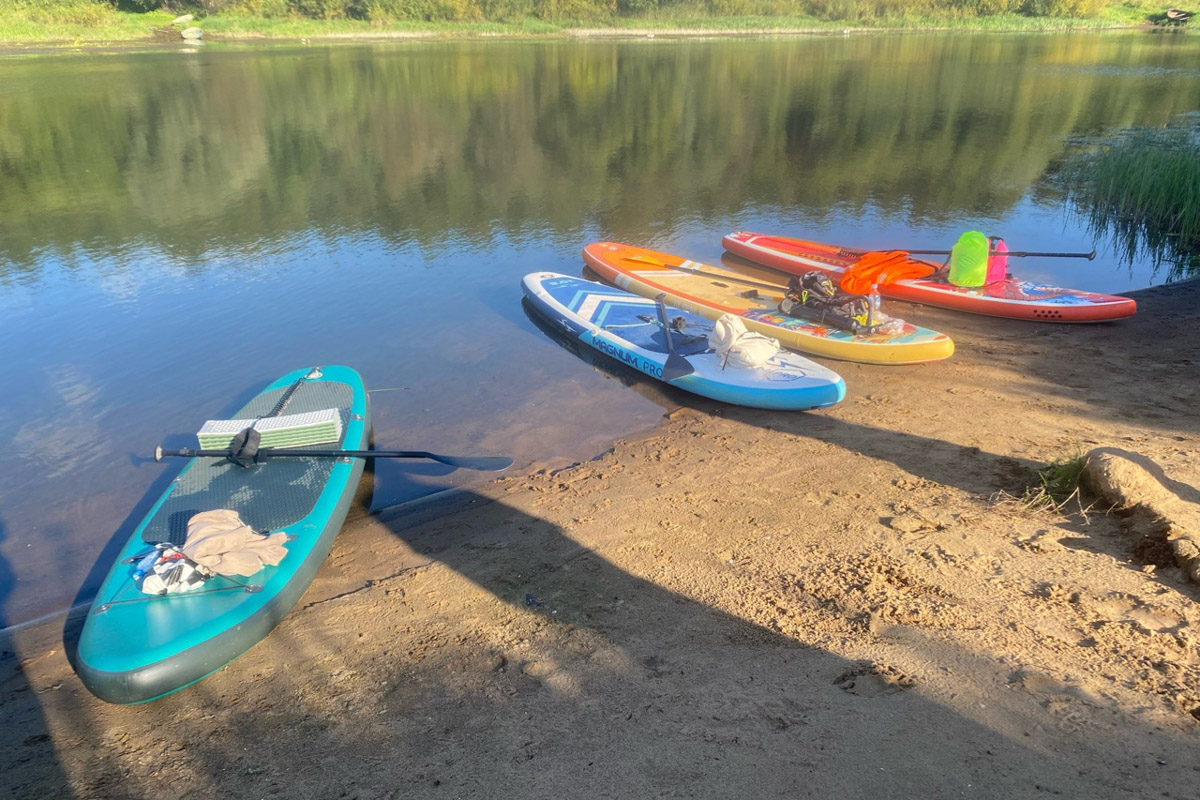 Сентябрь в этом году маскируется под июль, особенно в дневные часы. Идеально для коротких сплавов на сапбордах! Тем более если есть повод попасть по воде туда, куда не добраться по суше! Владимирские путешественники не только вдоволь насладились исконно русскими пейзажами, но и обнаружили на левом берегу Нерли затерянный в Суздальском ополье сельский театр.