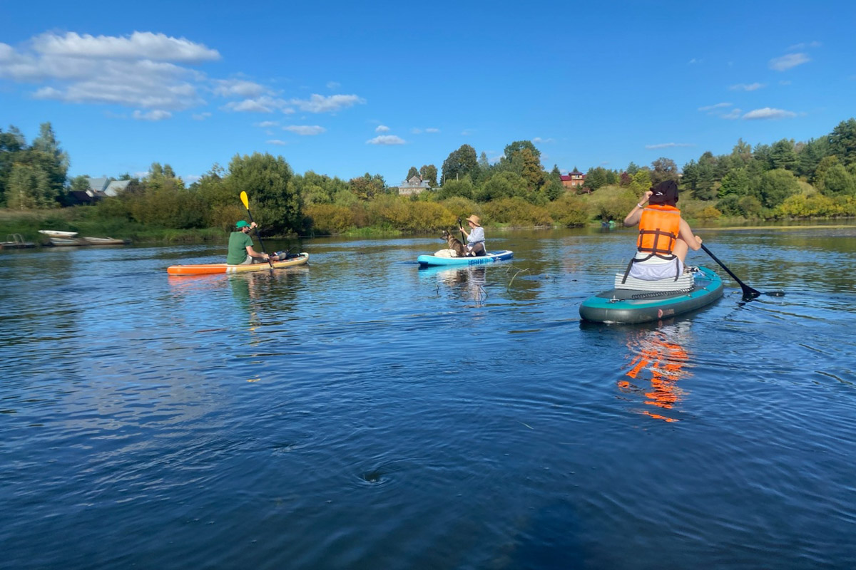 Сентябрь в этом году маскируется под июль, особенно в дневные часы. Идеально для коротких сплавов на сапбордах! Тем более если есть повод попасть по воде туда, куда не добраться по суше! Владимирские путешественники не только вдоволь насладились исконно русскими пейзажами, но и обнаружили на левом берегу Нерли затерянный в Суздальском ополье сельский театр.