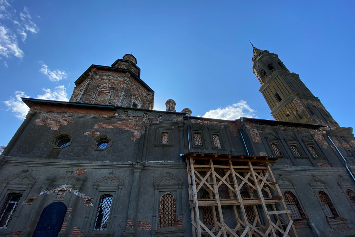 Сентябрь в этом году маскируется под июль, особенно в дневные часы. Идеально для коротких сплавов на сапбордах! Тем более если есть повод попасть по воде туда, куда не добраться по суше! Владимирские путешественники не только вдоволь насладились исконно русскими пейзажами, но и обнаружили на левом берегу Нерли затерянный в Суздальском ополье сельский театр.