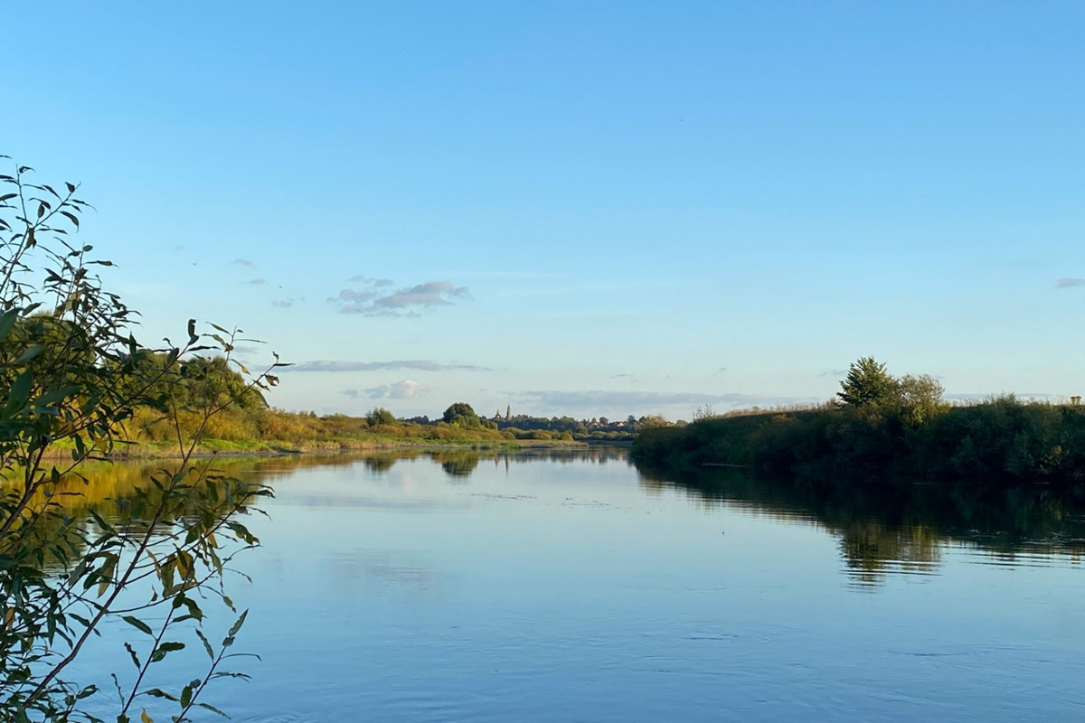 Сентябрь в этом году маскируется под июль, особенно в дневные часы. Идеально для коротких сплавов на сапбордах! Тем более если есть повод попасть по воде туда, куда не добраться по суше! Владимирские путешественники не только вдоволь насладились исконно русскими пейзажами, но и обнаружили на левом берегу Нерли затерянный в Суздальском ополье сельский театр.