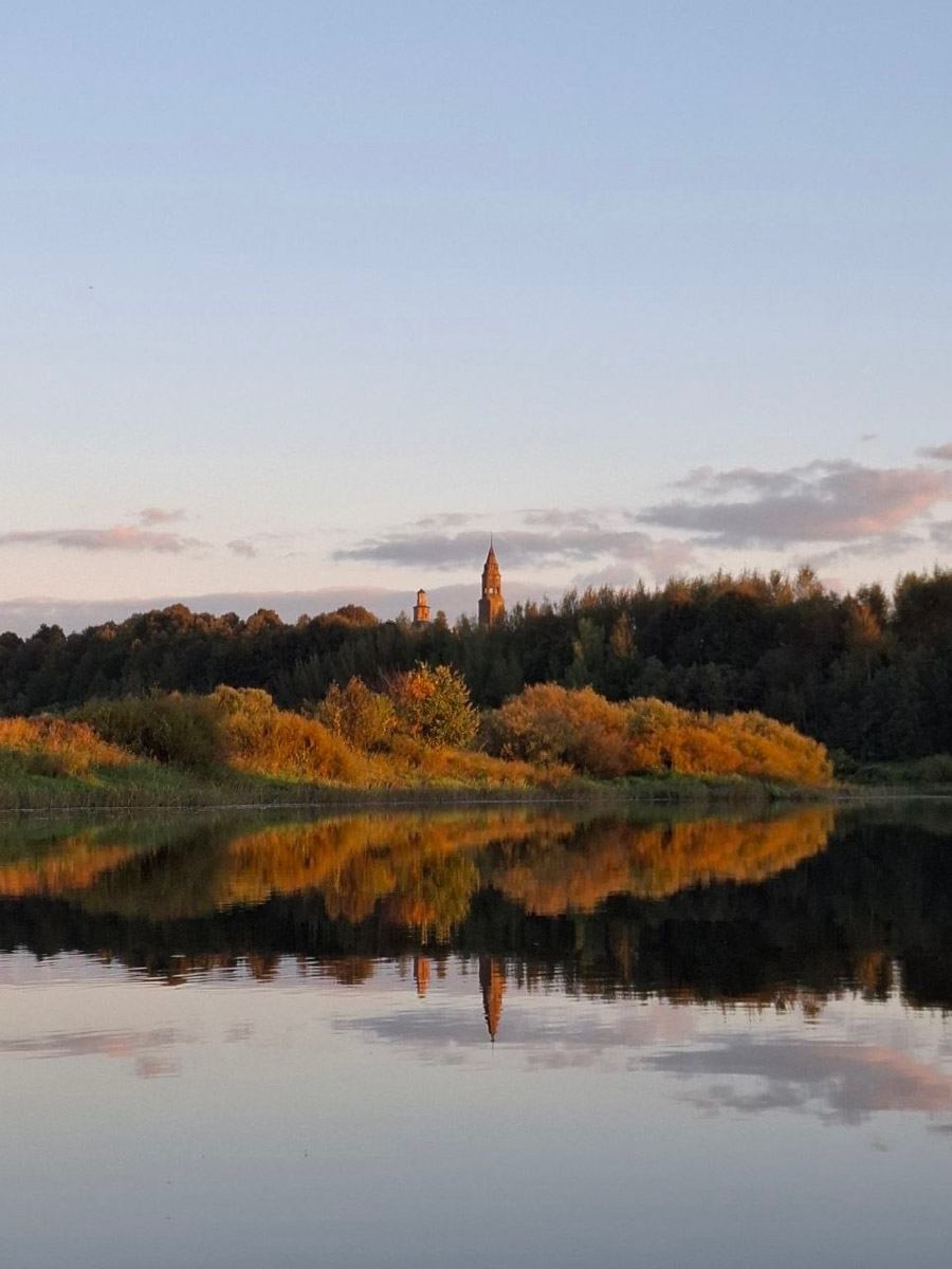 Сентябрь в этом году маскируется под июль, особенно в дневные часы. Идеально для коротких сплавов на сапбордах! Тем более если есть повод попасть по воде туда, куда не добраться по суше! Владимирские путешественники не только вдоволь насладились исконно русскими пейзажами, но и обнаружили на левом берегу Нерли затерянный в Суздальском ополье сельский театр.