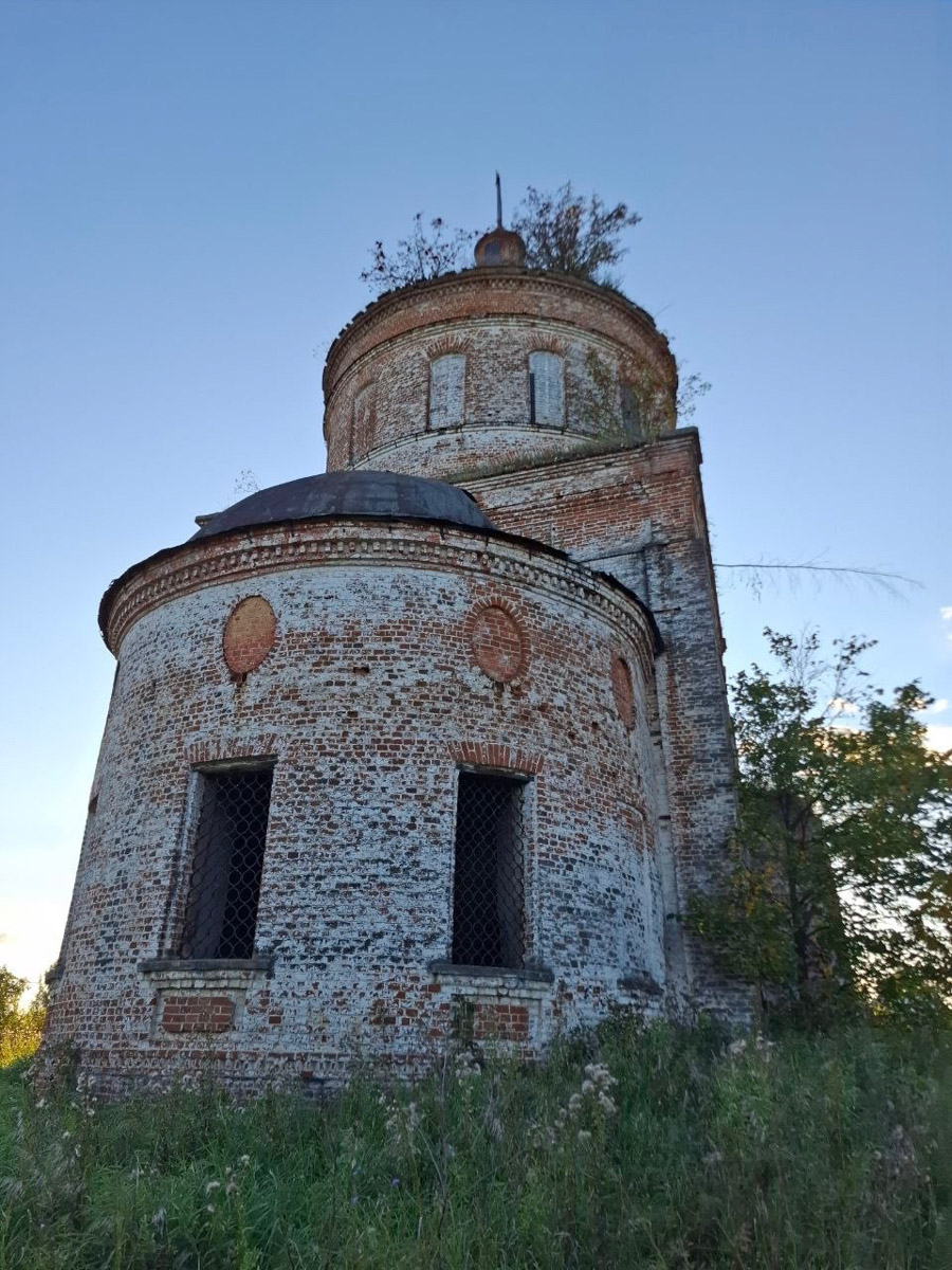 Сентябрь в этом году маскируется под июль, особенно в дневные часы. Идеально для коротких сплавов на сапбордах! Тем более если есть повод попасть по воде туда, куда не добраться по суше! Владимирские путешественники не только вдоволь насладились исконно русскими пейзажами, но и обнаружили на левом берегу Нерли затерянный в Суздальском ополье сельский театр.