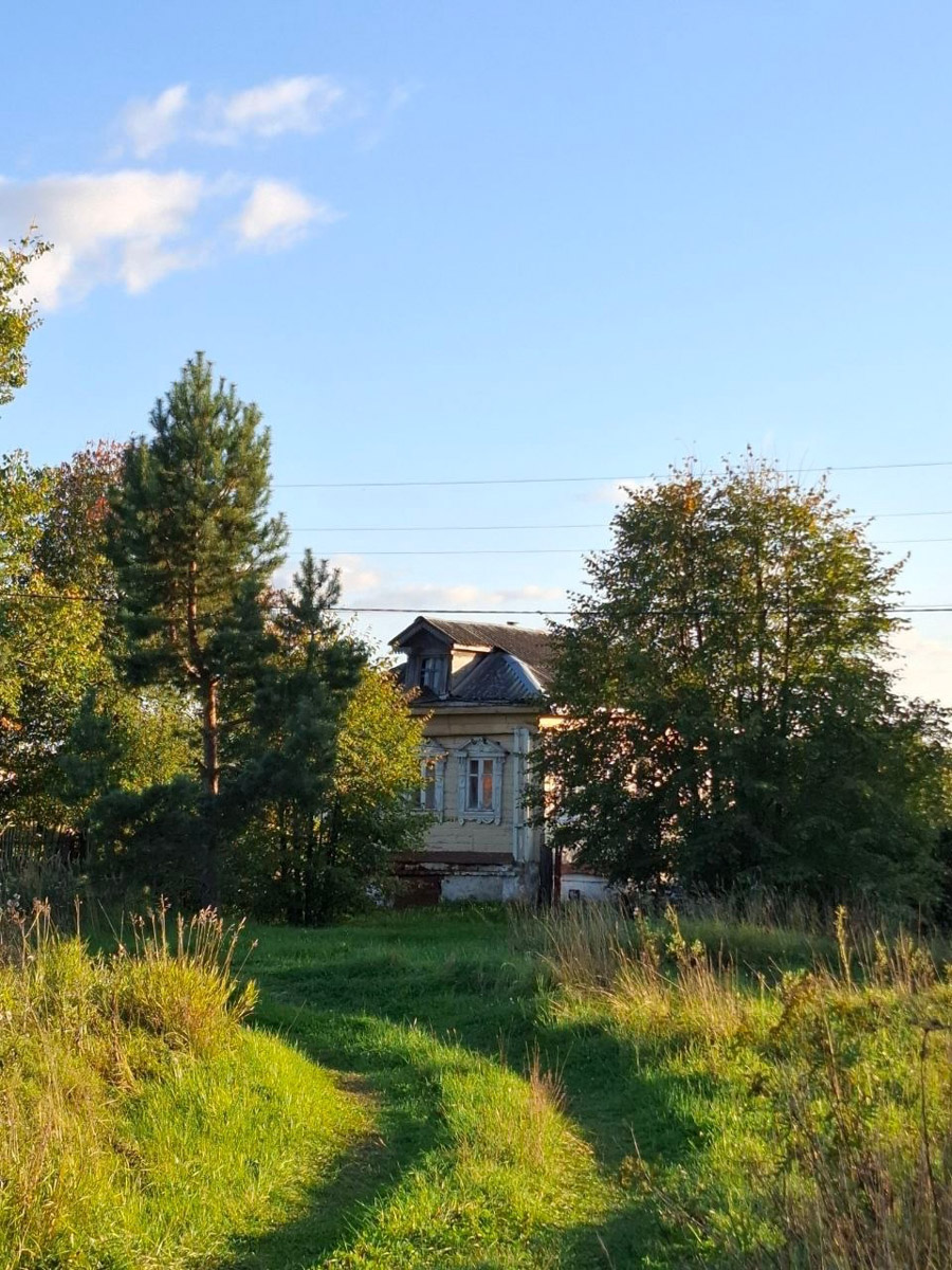 Сентябрь в этом году маскируется под июль, особенно в дневные часы. Идеально для коротких сплавов на сапбордах! Тем более если есть повод попасть по воде туда, куда не добраться по суше! Владимирские путешественники не только вдоволь насладились исконно русскими пейзажами, но и обнаружили на левом берегу Нерли затерянный в Суздальском ополье сельский театр.