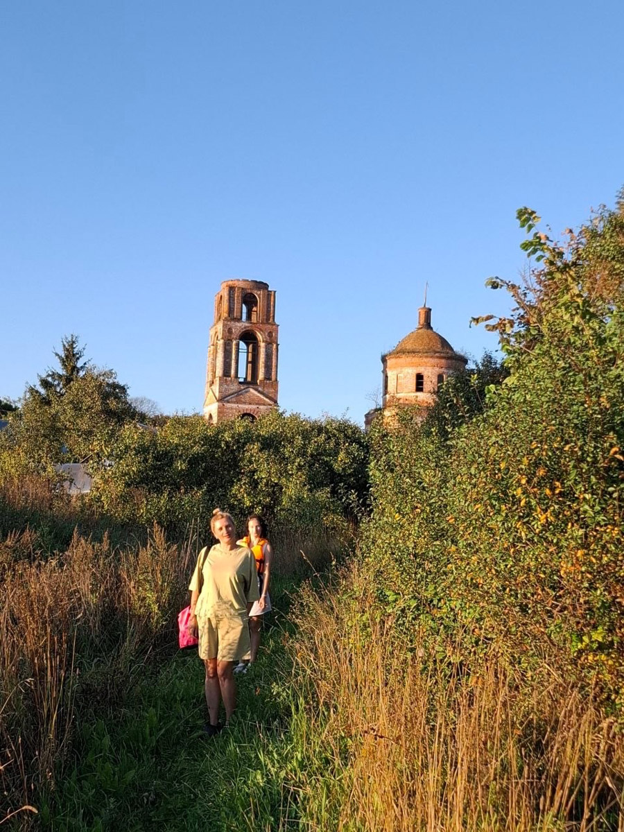 Сентябрь в этом году маскируется под июль, особенно в дневные часы. Идеально для коротких сплавов на сапбордах! Тем более если есть повод попасть по воде туда, куда не добраться по суше! Владимирские путешественники не только вдоволь насладились исконно русскими пейзажами, но и обнаружили на левом берегу Нерли затерянный в Суздальском ополье сельский театр.