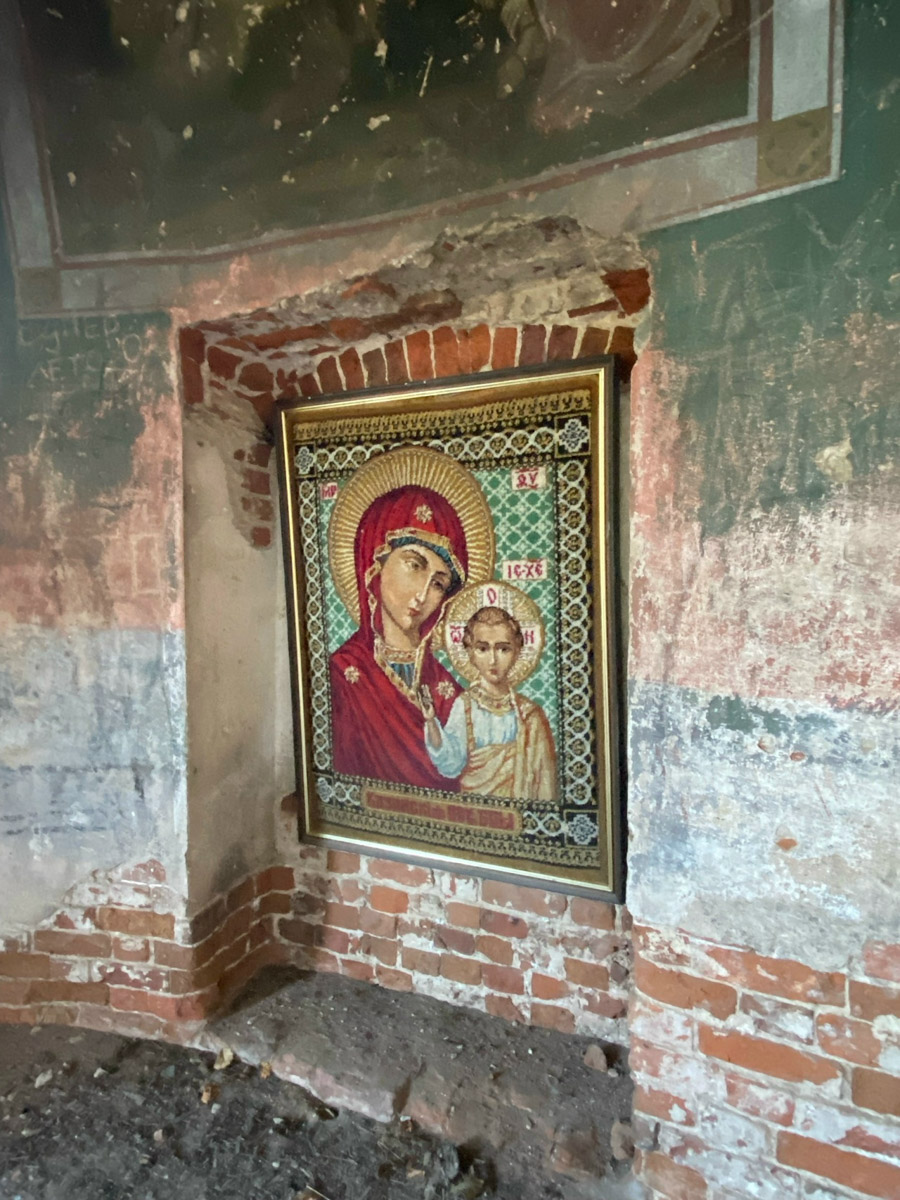 Сентябрь в этом году маскируется под июль, особенно в дневные часы. Идеально для коротких сплавов на сапбордах! Тем более если есть повод попасть по воде туда, куда не добраться по суше! Владимирские путешественники не только вдоволь насладились исконно русскими пейзажами, но и обнаружили на левом берегу Нерли затерянный в Суздальском ополье сельский театр.