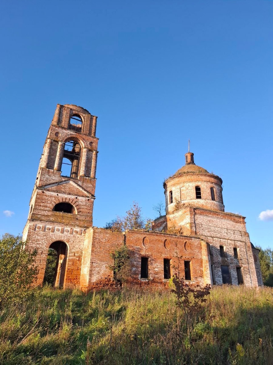 Сентябрь в этом году маскируется под июль, особенно в дневные часы. Идеально для коротких сплавов на сапбордах! Тем более если есть повод попасть по воде туда, куда не добраться по суше! Владимирские путешественники не только вдоволь насладились исконно русскими пейзажами, но и обнаружили на левом берегу Нерли затерянный в Суздальском ополье сельский театр.