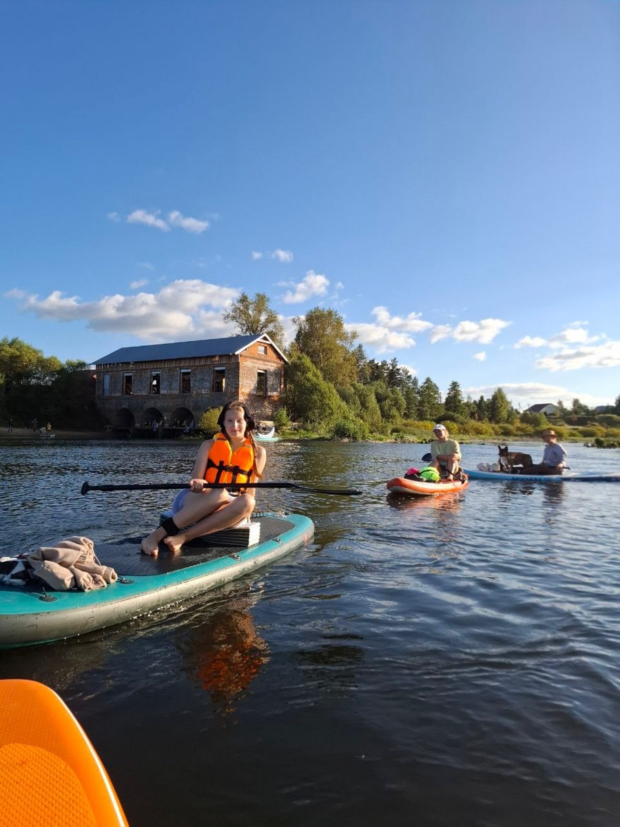 Сентябрь в этом году маскируется под июль, особенно в дневные часы. Идеально для коротких сплавов на сапбордах! Тем более если есть повод попасть по воде туда, куда не добраться по суше! Владимирские путешественники не только вдоволь насладились исконно русскими пейзажами, но и обнаружили на левом берегу Нерли затерянный в Суздальском ополье сельский театр.
