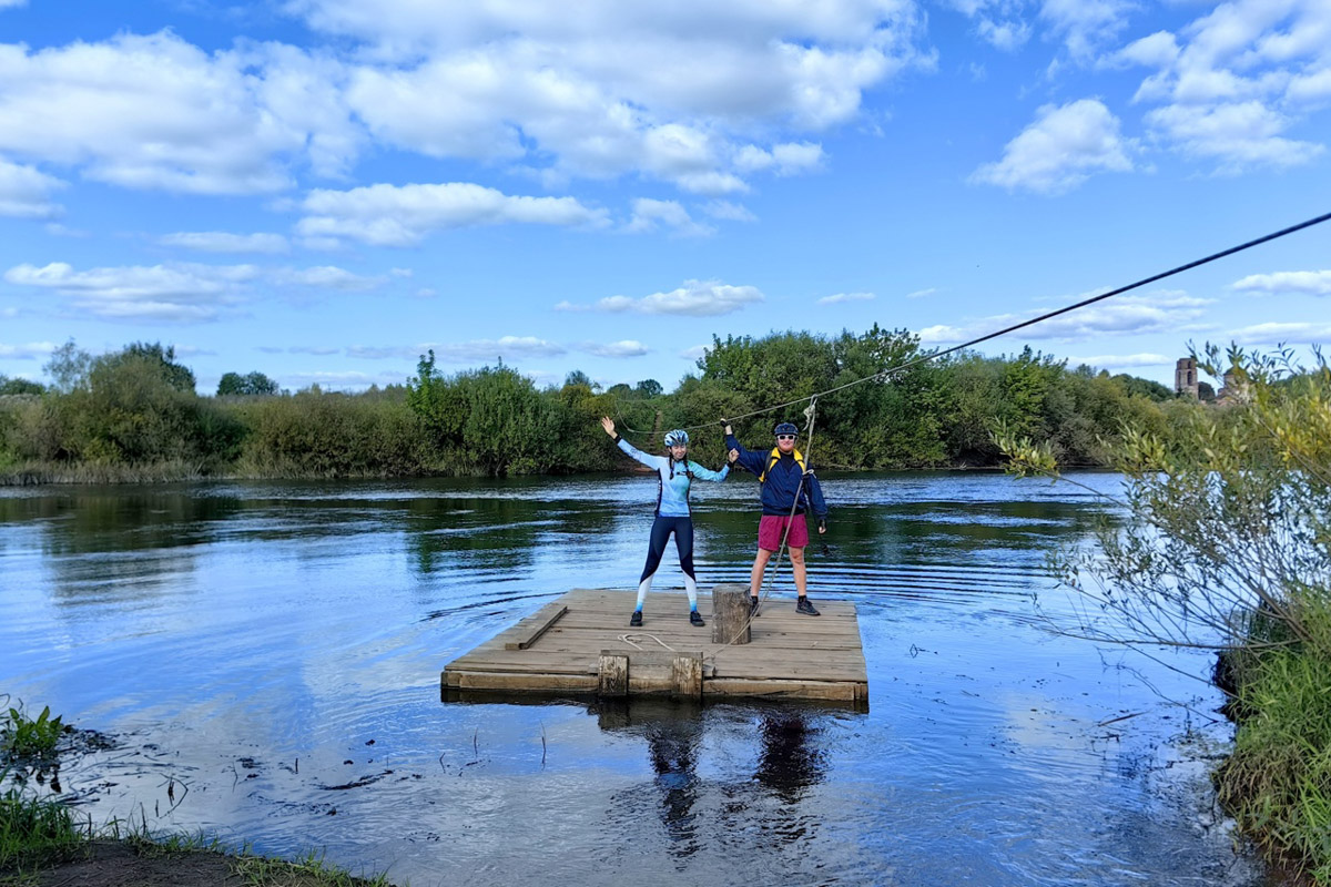 Сентябрь в этом году маскируется под июль, особенно в дневные часы. Идеально для коротких сплавов на сапбордах! Тем более если есть повод попасть по воде туда, куда не добраться по суше! Владимирские путешественники не только вдоволь насладились исконно русскими пейзажами, но и обнаружили на левом берегу Нерли затерянный в Суздальском ополье сельский театр.