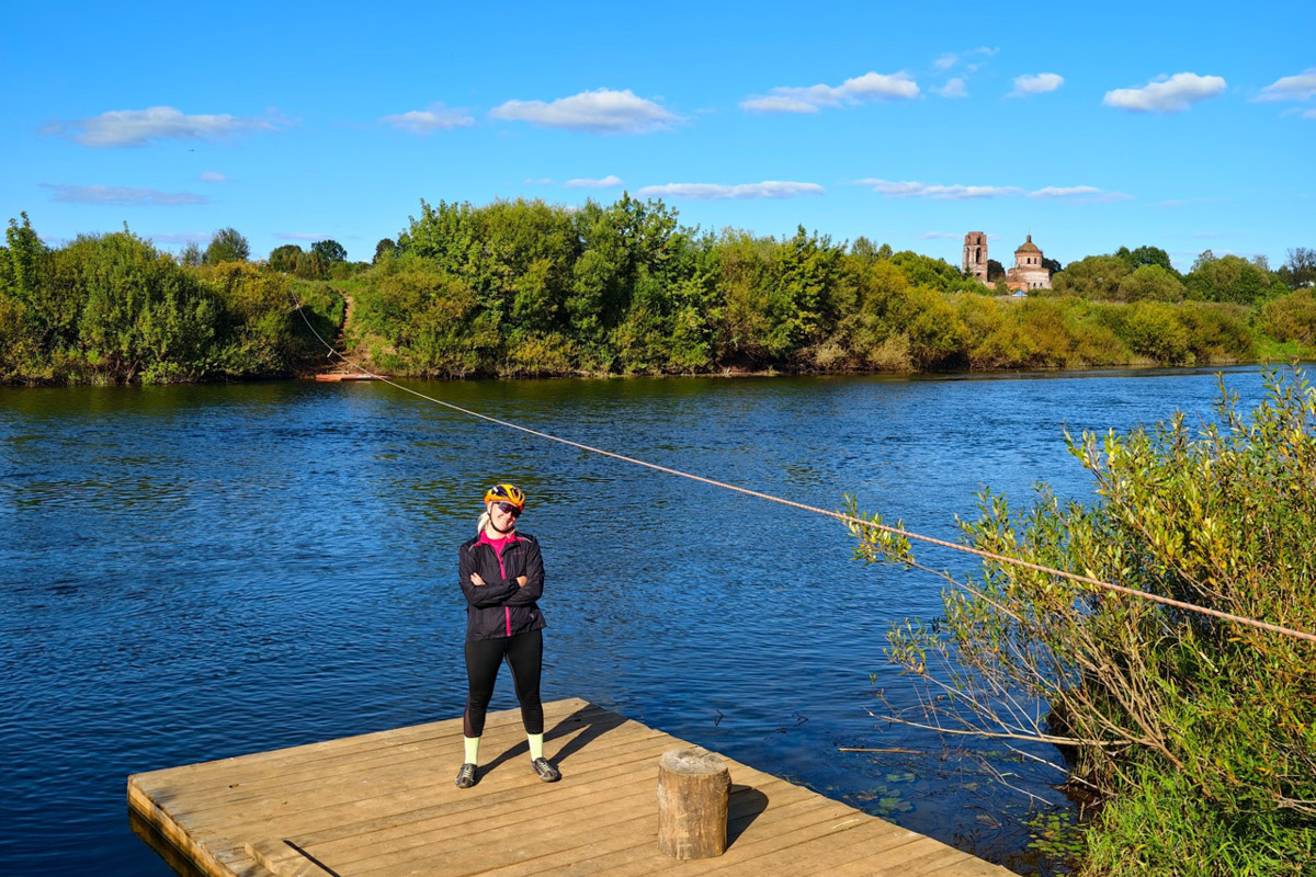 Сентябрь в этом году маскируется под июль, особенно в дневные часы. Идеально для коротких сплавов на сапбордах! Тем более если есть повод попасть по воде туда, куда не добраться по суше! Владимирские путешественники не только вдоволь насладились исконно русскими пейзажами, но и обнаружили на левом берегу Нерли затерянный в Суздальском ополье сельский театр.