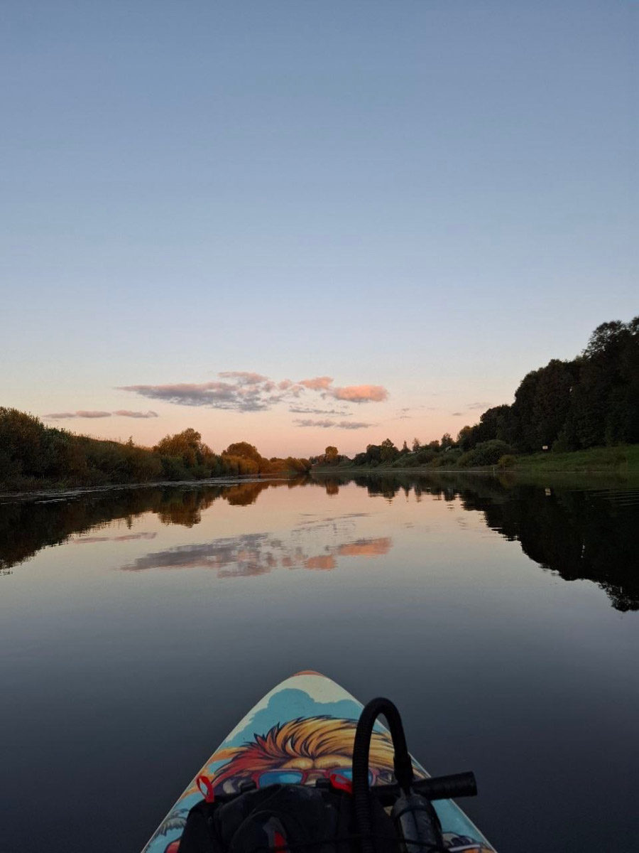 Сентябрь в этом году маскируется под июль, особенно в дневные часы. Идеально для коротких сплавов на сапбордах! Тем более если есть повод попасть по воде туда, куда не добраться по суше! Владимирские путешественники не только вдоволь насладились исконно русскими пейзажами, но и обнаружили на левом берегу Нерли затерянный в Суздальском ополье сельский театр.