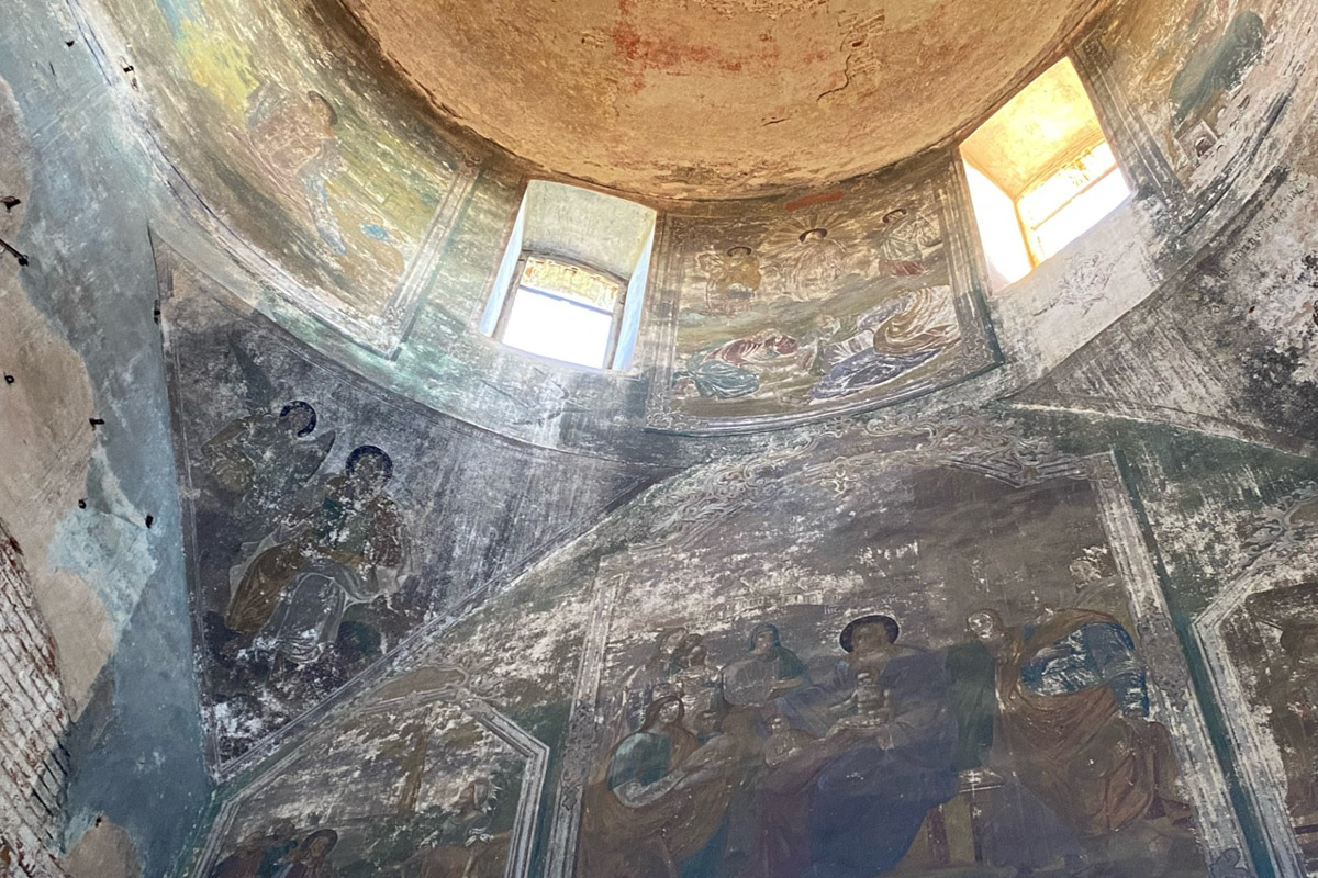 Сентябрь в этом году маскируется под июль, особенно в дневные часы. Идеально для коротких сплавов на сапбордах! Тем более если есть повод попасть по воде туда, куда не добраться по суше! Владимирские путешественники не только вдоволь насладились исконно русскими пейзажами, но и обнаружили на левом берегу Нерли затерянный в Суздальском ополье сельский театр.