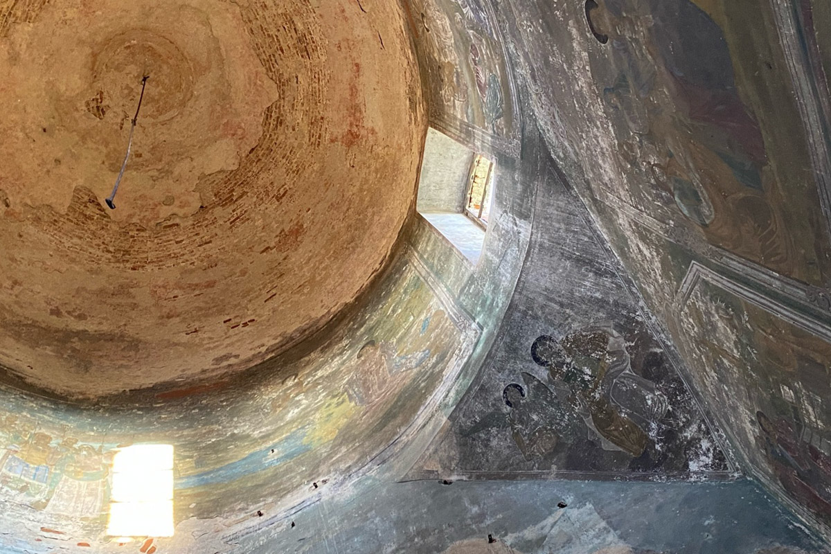 Сентябрь в этом году маскируется под июль, особенно в дневные часы. Идеально для коротких сплавов на сапбордах! Тем более если есть повод попасть по воде туда, куда не добраться по суше! Владимирские путешественники не только вдоволь насладились исконно русскими пейзажами, но и обнаружили на левом берегу Нерли затерянный в Суздальском ополье сельский театр.