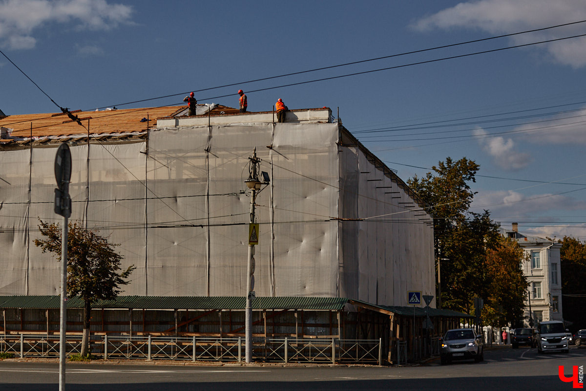 В то время как Золотые ворота начали освобождать от фасадной сетки, ряд других объектов в центре, наоборот, скрыли с глаз. Связано это с реставрационными работами на местах. Хотя на некоторых домах маскирующие баннеры продолжают висеть с незапамятных пор. «Ключ-Медиа» нашел строения, недавно спрятанные от взоров, а также те, что таятся под полотнами годами.