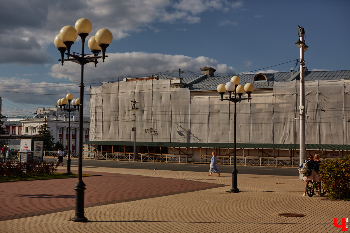 В то время как Золотые ворота начали освобождать от фасадной сетки, ряд других объектов в центре, наоборот, скрыли с глаз. Связано это с реставрационными работами на местах. Хотя на некоторых домах маскирующие баннеры продолжают висеть с незапамятных пор. «Ключ-Медиа» нашел строения, недавно спрятанные от взоров, а также те, что таятся под полотнами годами.