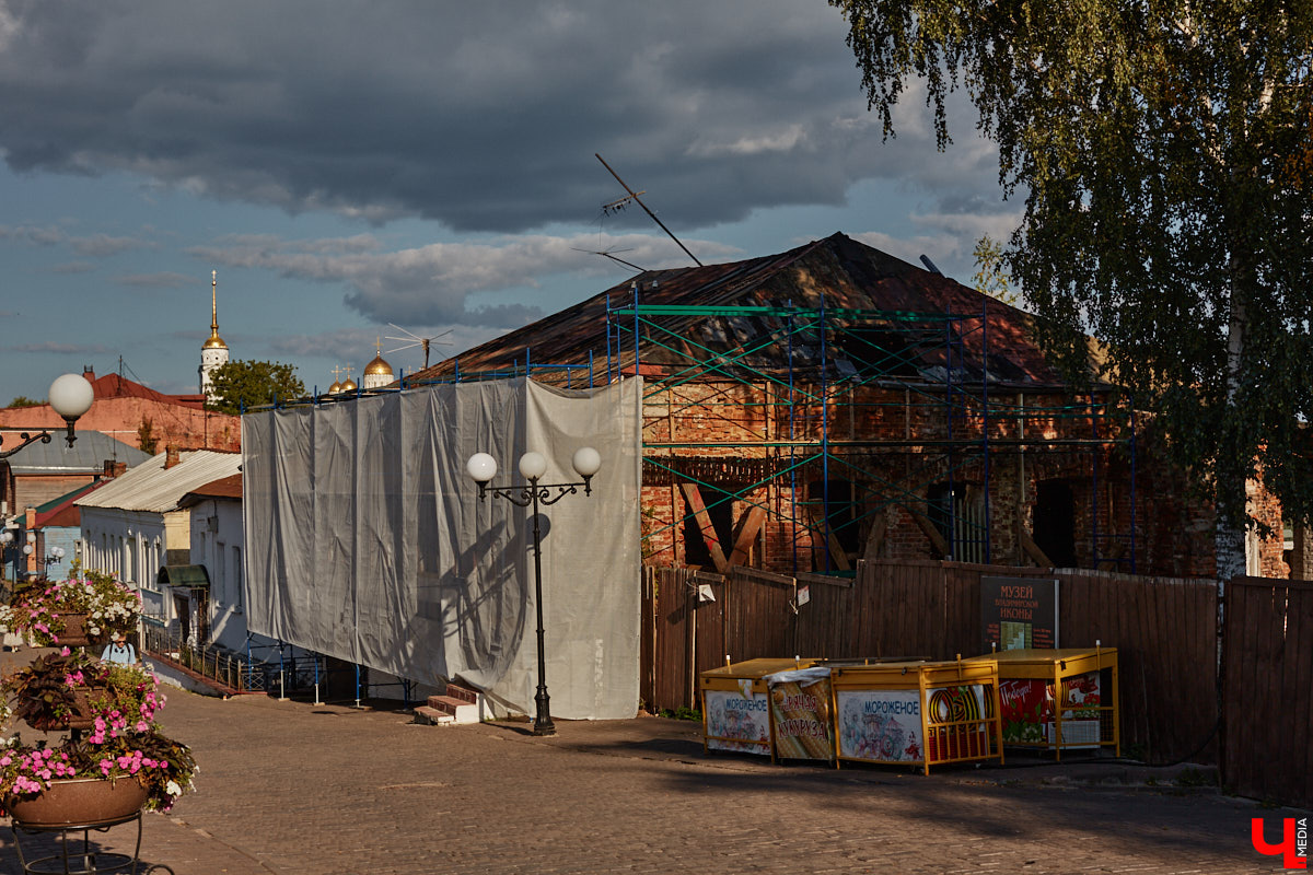В то время как Золотые ворота начали освобождать от фасадной сетки, ряд других объектов в центре, наоборот, скрыли с глаз. Связано это с реставрационными работами на местах. Хотя на некоторых домах маскирующие баннеры продолжают висеть с незапамятных пор. «Ключ-Медиа» нашел строения, недавно спрятанные от взоров, а также те, что таятся под полотнами годами.
