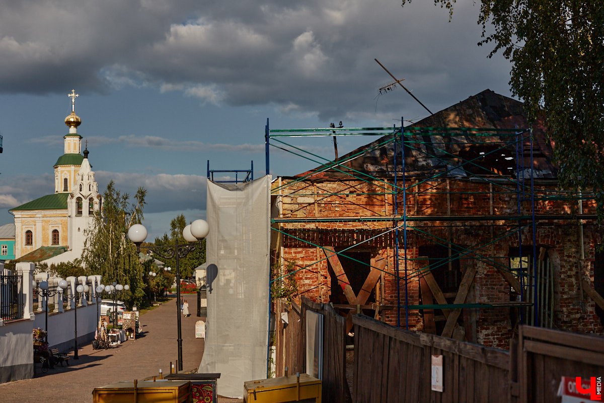 В то время как Золотые ворота начали освобождать от фасадной сетки, ряд других объектов в центре, наоборот, скрыли с глаз. Связано это с реставрационными работами на местах. Хотя на некоторых домах маскирующие баннеры продолжают висеть с незапамятных пор. «Ключ-Медиа» нашел строения, недавно спрятанные от взоров, а также те, что таятся под полотнами годами.