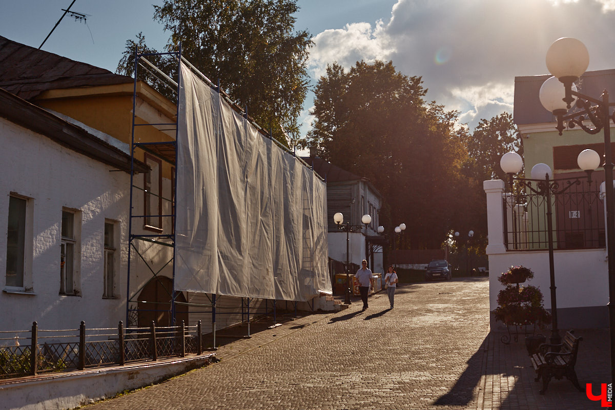 В то время как Золотые ворота начали освобождать от фасадной сетки, ряд других объектов в центре, наоборот, скрыли с глаз. Связано это с реставрационными работами на местах. Хотя на некоторых домах маскирующие баннеры продолжают висеть с незапамятных пор. «Ключ-Медиа» нашел строения, недавно спрятанные от взоров, а также те, что таятся под полотнами годами.