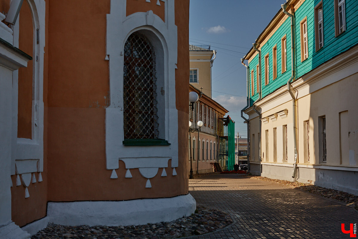 В то время как Золотые ворота начали освобождать от фасадной сетки, ряд других объектов в центре, наоборот, скрыли с глаз. Связано это с реставрационными работами на местах. Хотя на некоторых домах маскирующие баннеры продолжают висеть с незапамятных пор. «Ключ-Медиа» нашел строения, недавно спрятанные от взоров, а также те, что таятся под полотнами годами.