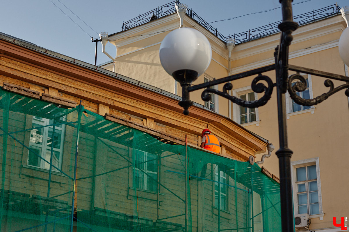 В то время как Золотые ворота начали освобождать от фасадной сетки, ряд других объектов в центре, наоборот, скрыли с глаз. Связано это с реставрационными работами на местах. Хотя на некоторых домах маскирующие баннеры продолжают висеть с незапамятных пор. «Ключ-Медиа» нашел строения, недавно спрятанные от взоров, а также те, что таятся под полотнами годами.