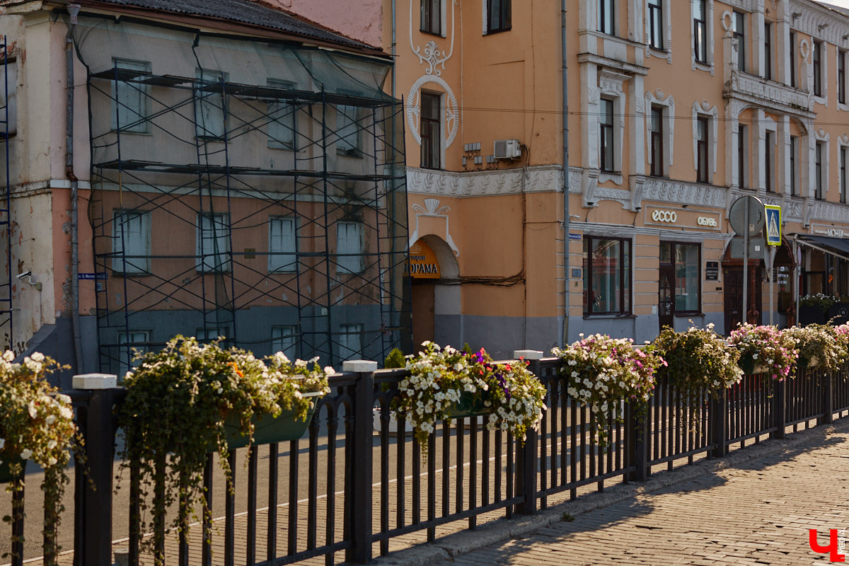 В то время как Золотые ворота начали освобождать от фасадной сетки, ряд других объектов в центре, наоборот, скрыли с глаз. Связано это с реставрационными работами на местах. Хотя на некоторых домах маскирующие баннеры продолжают висеть с незапамятных пор. «Ключ-Медиа» нашел строения, недавно спрятанные от взоров, а также те, что таятся под полотнами годами.