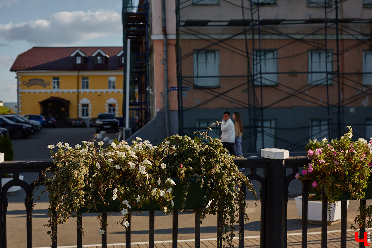 В то время как Золотые ворота начали освобождать от фасадной сетки, ряд других объектов в центре, наоборот, скрыли с глаз. Связано это с реставрационными работами на местах. Хотя на некоторых домах маскирующие баннеры продолжают висеть с незапамятных пор. «Ключ-Медиа» нашел строения, недавно спрятанные от взоров, а также те, что таятся под полотнами годами.