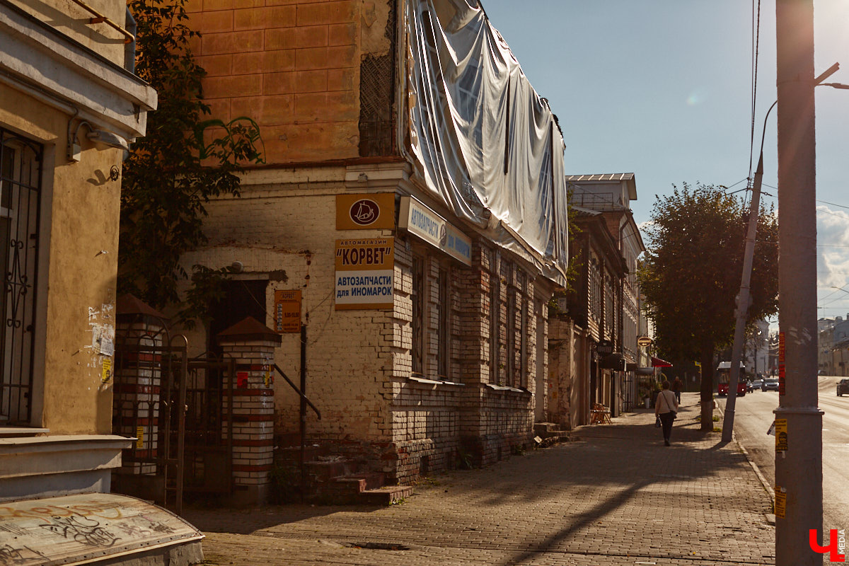 В то время как Золотые ворота начали освобождать от фасадной сетки, ряд других объектов в центре, наоборот, скрыли с глаз. Связано это с реставрационными работами на местах. Хотя на некоторых домах маскирующие баннеры продолжают висеть с незапамятных пор. «Ключ-Медиа» нашел строения, недавно спрятанные от взоров, а также те, что таятся под полотнами годами.