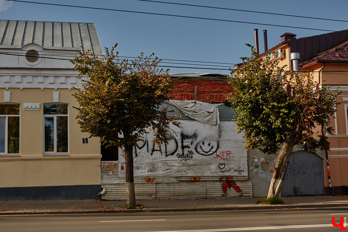 В то время как Золотые ворота начали освобождать от фасадной сетки, ряд других объектов в центре, наоборот, скрыли с глаз. Связано это с реставрационными работами на местах. Хотя на некоторых домах маскирующие баннеры продолжают висеть с незапамятных пор. «Ключ-Медиа» нашел строения, недавно спрятанные от взоров, а также те, что таятся под полотнами годами.