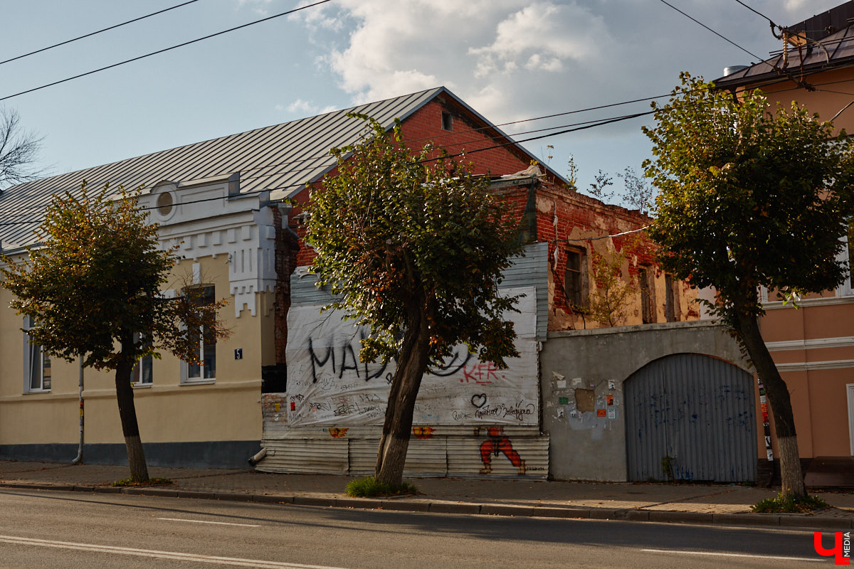 В то время как Золотые ворота начали освобождать от фасадной сетки, ряд других объектов в центре, наоборот, скрыли с глаз. Связано это с реставрационными работами на местах. Хотя на некоторых домах маскирующие баннеры продолжают висеть с незапамятных пор. «Ключ-Медиа» нашел строения, недавно спрятанные от взоров, а также те, что таятся под полотнами годами.