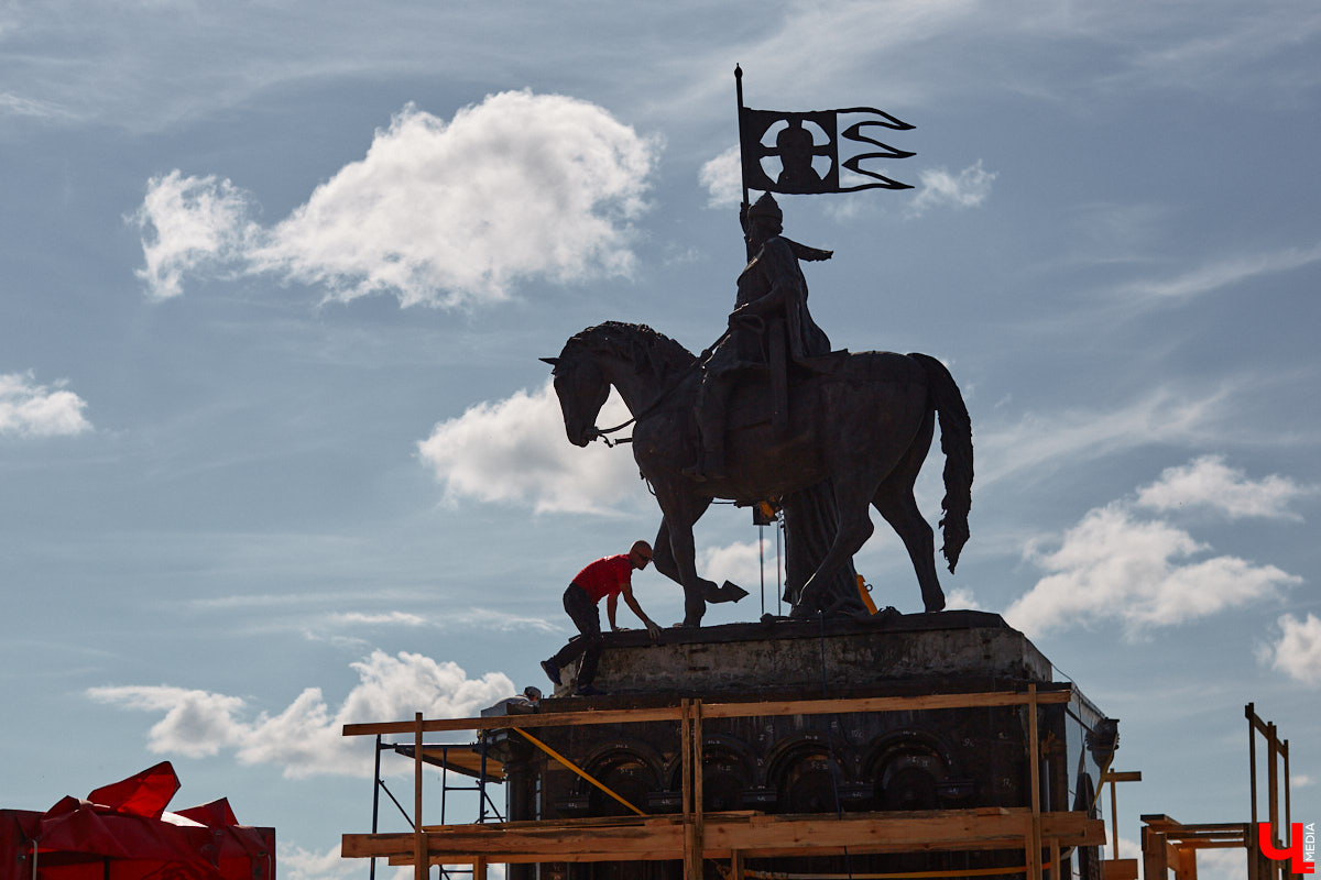 В то время как Золотые ворота начали освобождать от фасадной сетки, ряд других объектов в центре, наоборот, скрыли с глаз. Связано это с реставрационными работами на местах. Хотя на некоторых домах маскирующие баннеры продолжают висеть с незапамятных пор. «Ключ-Медиа» нашел строения, недавно спрятанные от взоров, а также те, что таятся под полотнами годами.