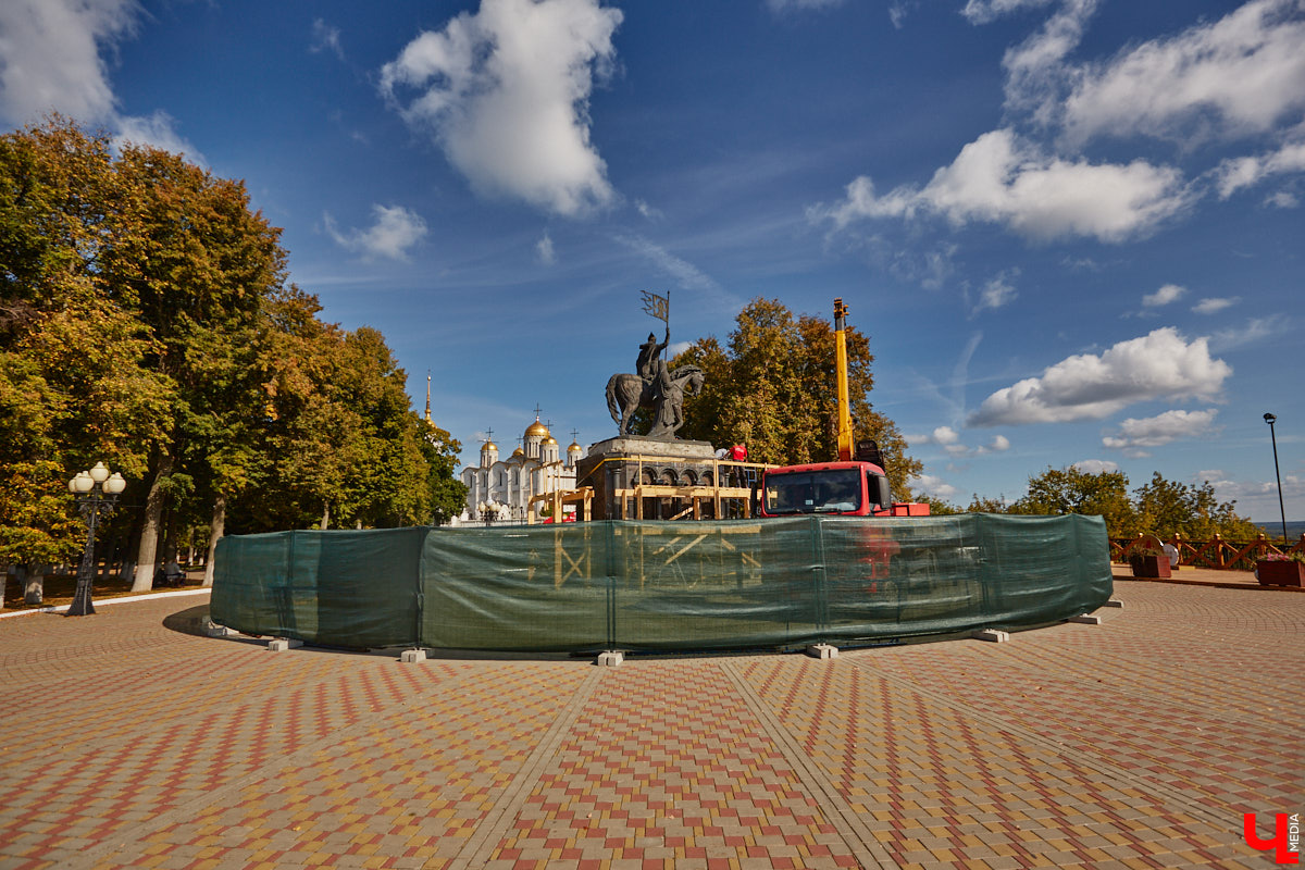 В то время как Золотые ворота начали освобождать от фасадной сетки, ряд других объектов в центре, наоборот, скрыли с глаз. Связано это с реставрационными работами на местах. Хотя на некоторых домах маскирующие баннеры продолжают висеть с незапамятных пор. «Ключ-Медиа» нашел строения, недавно спрятанные от взоров, а также те, что таятся под полотнами годами.